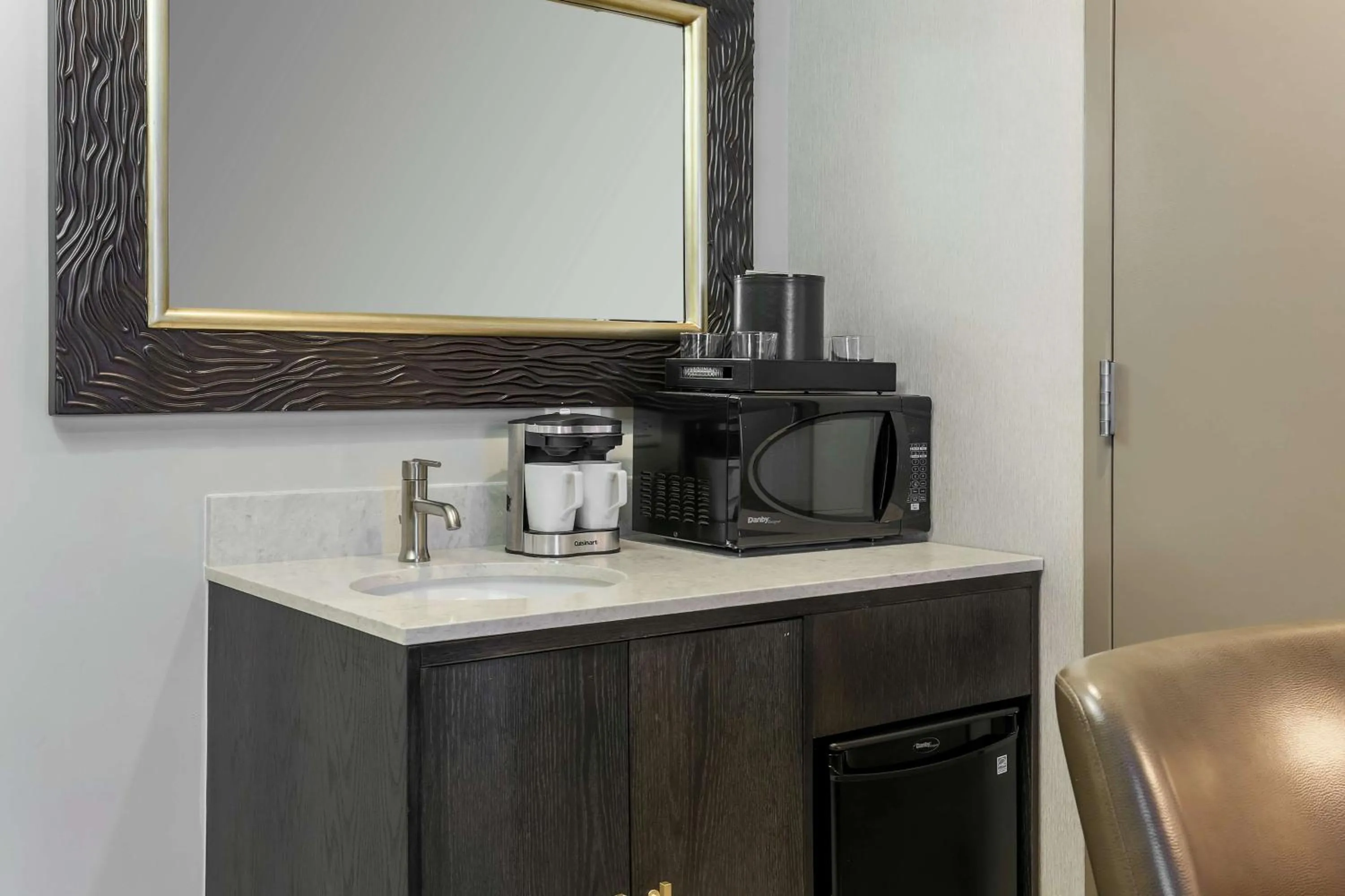 Two-Room Suite with Two Queen Beds - Mobility Access in Embassy Suites By Hilton Syracuse Destiny USA