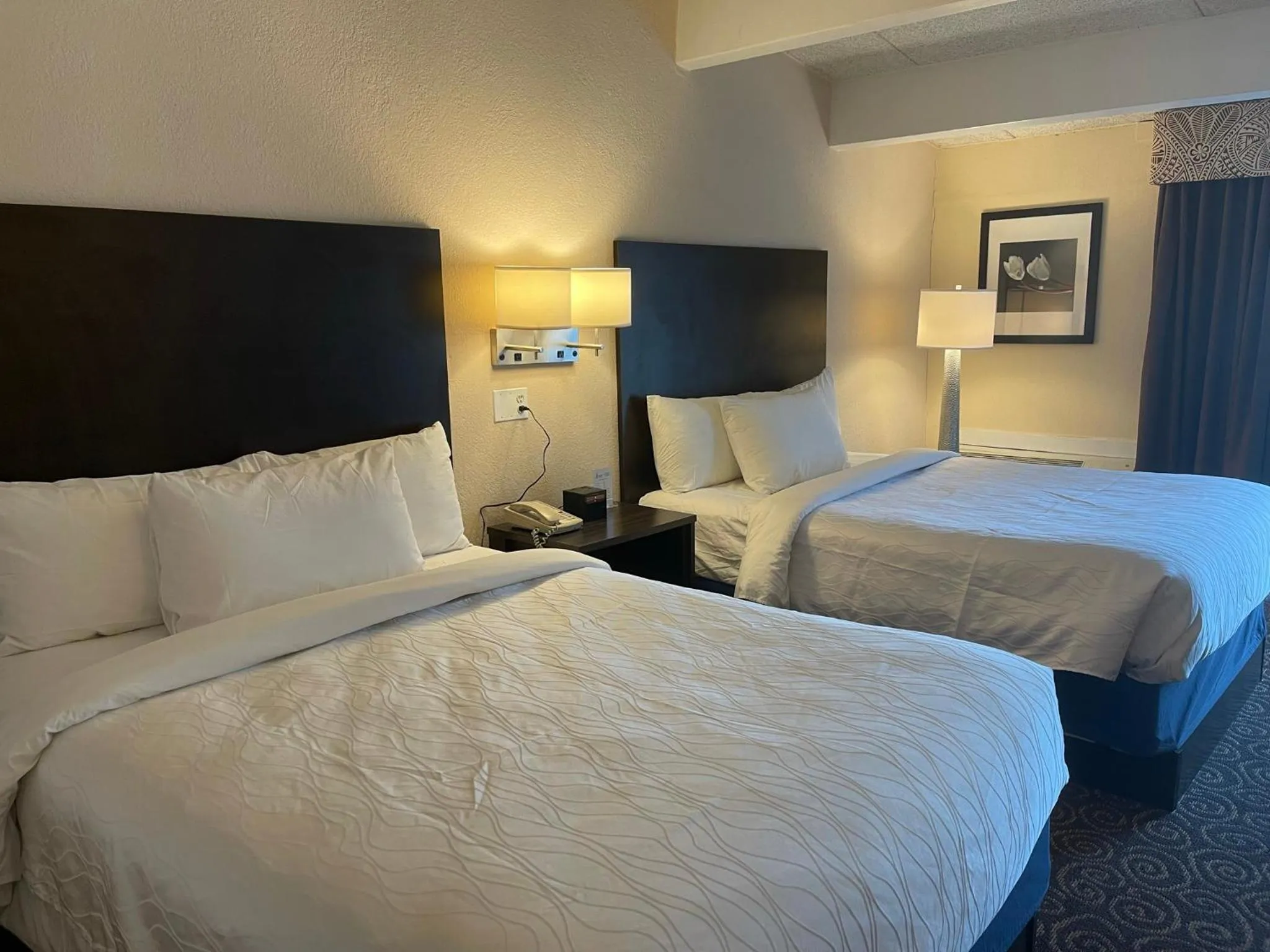 Deluxe Queen Room with Two Queen Beds in Tiki Resort - Lake George