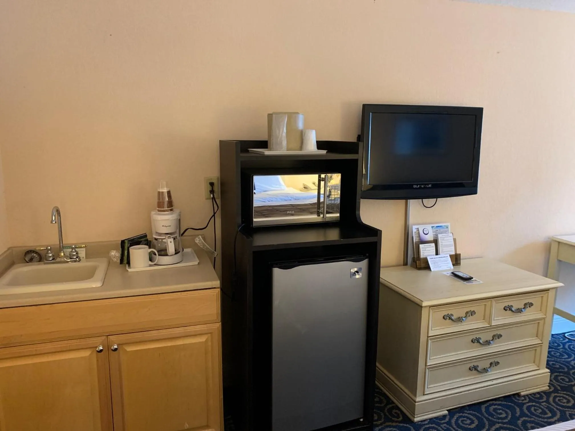 King Suite with Spa Bath and Sofa Bed in Tiki Resort - Lake George