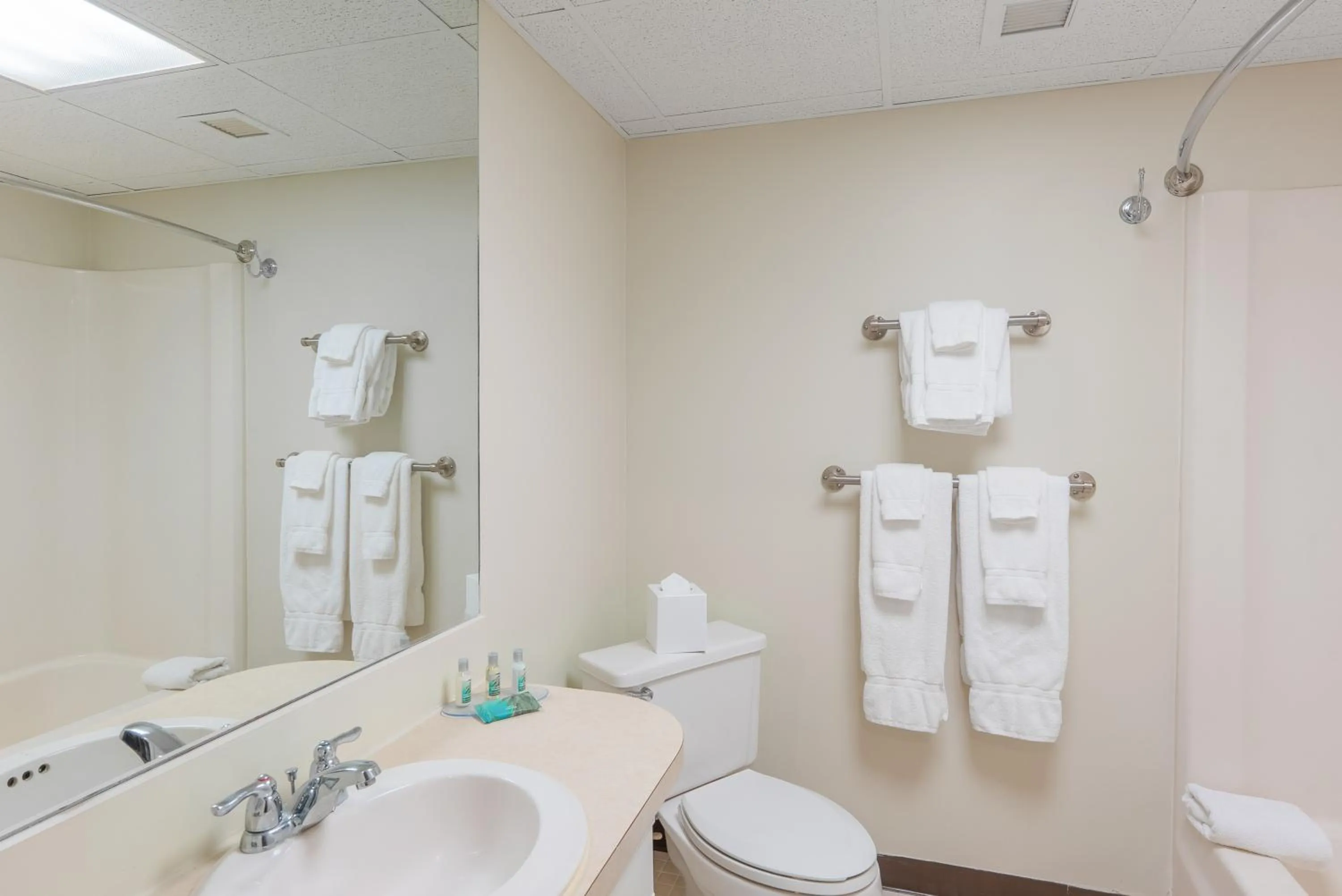 2nd Floor King Beed W/Sitting Area in Fireside Inn & Suites Gilford