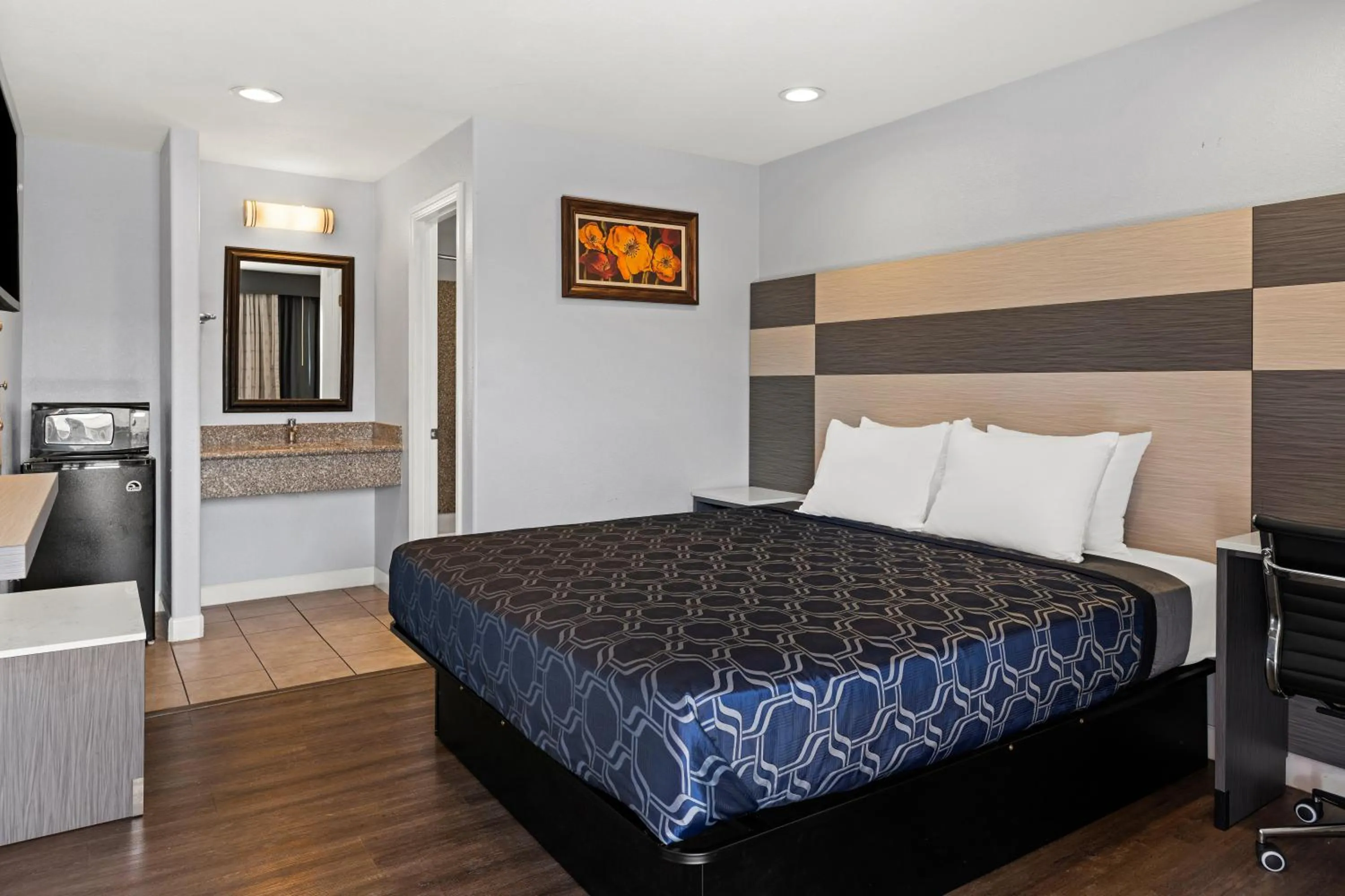 Queen Room in Bay Breeze Inn