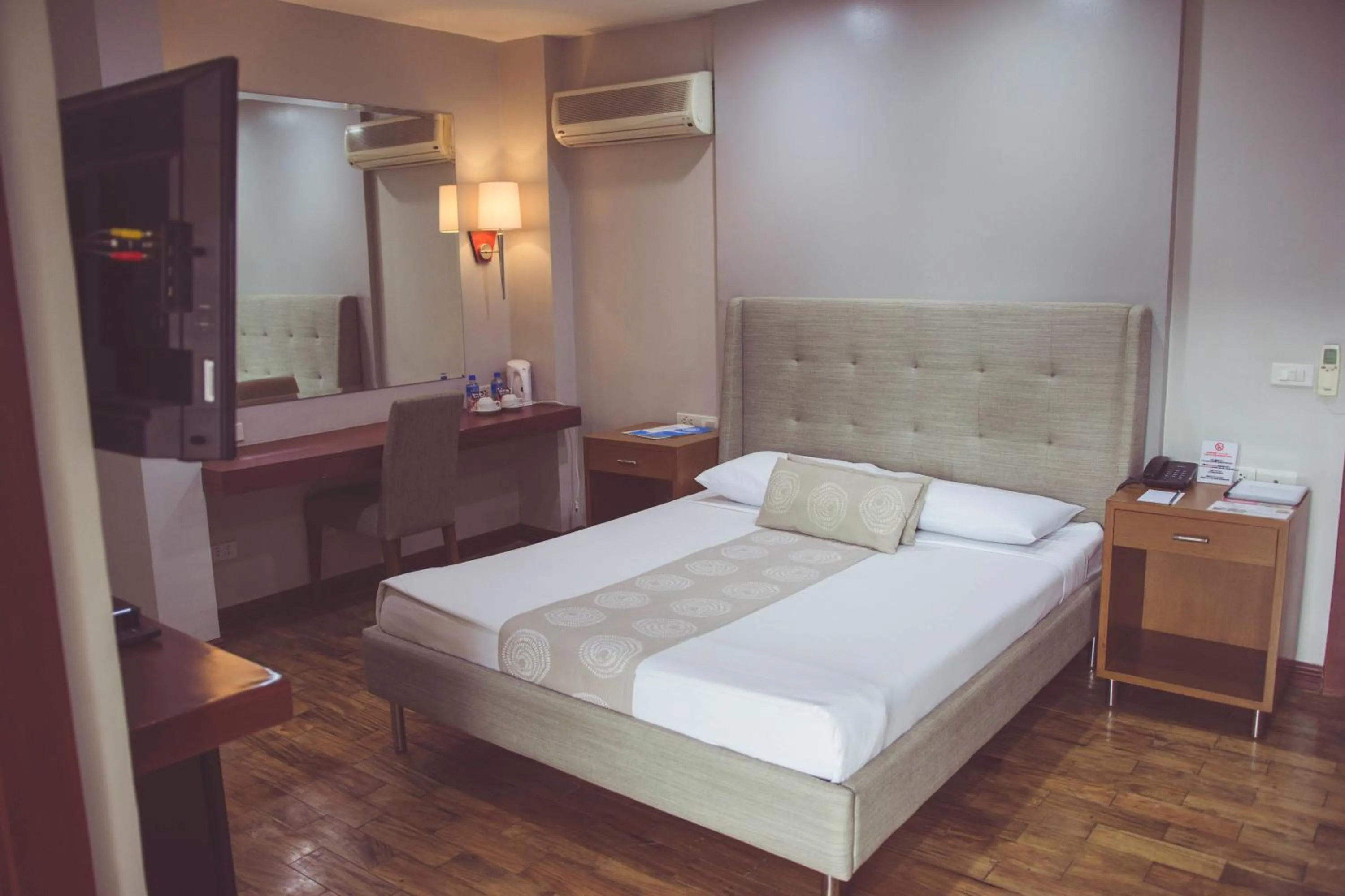 Deluxe Room with Air-conditioner in El Cielito Hotel - Baguio