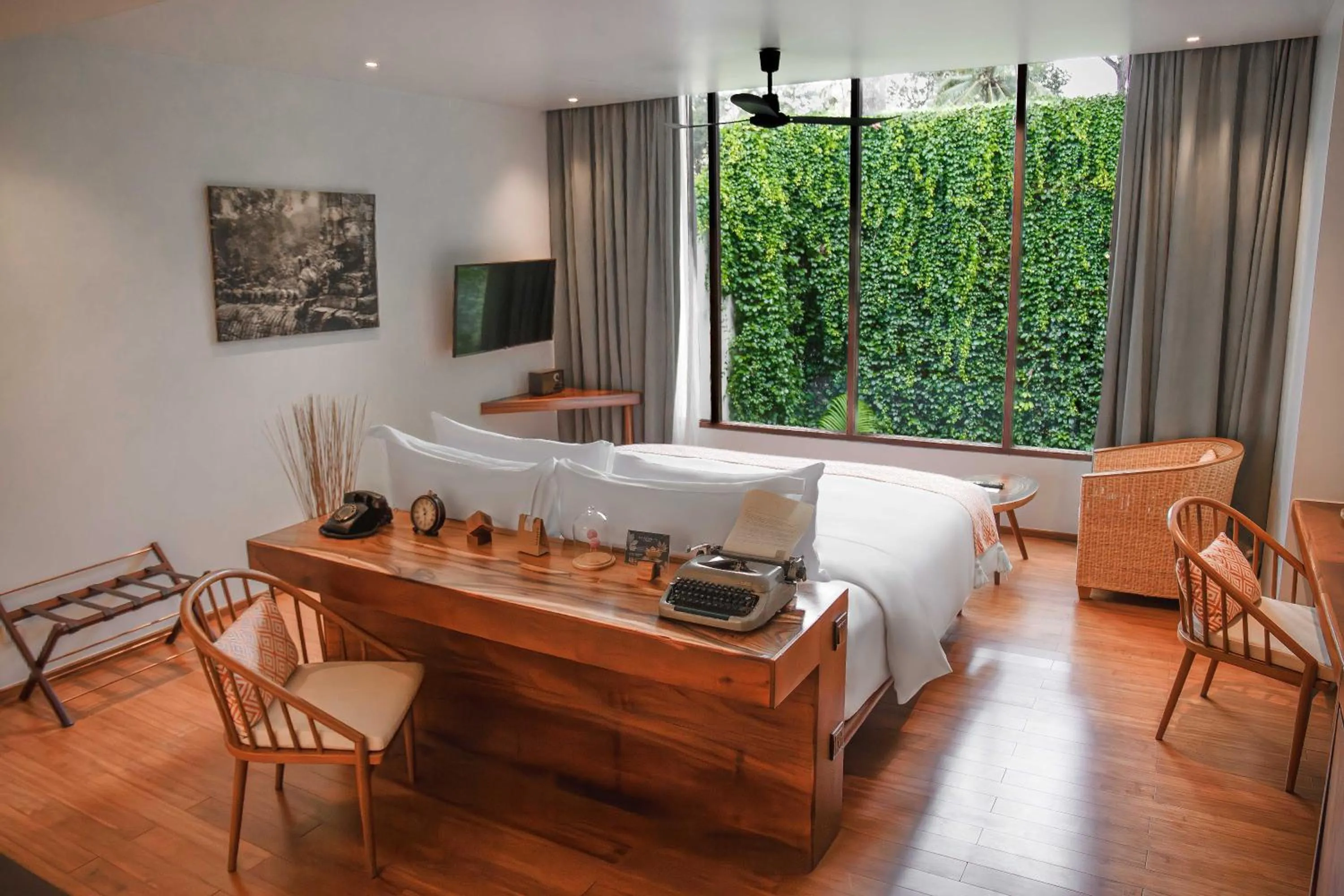 Governor Suite in FCC Angkor by Avani