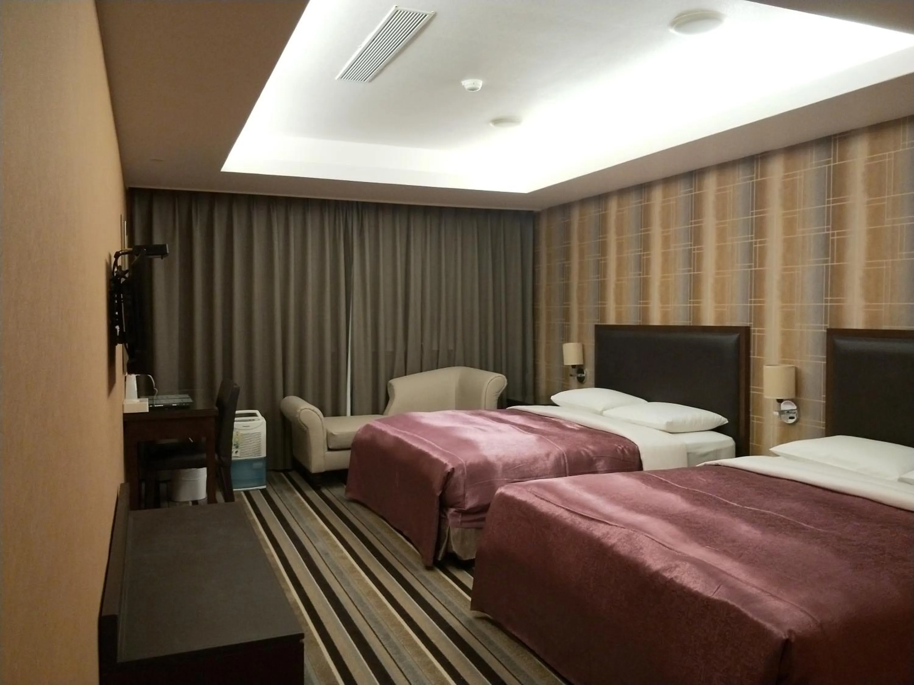 Standard Quadruple Room in Metropolis Hotel