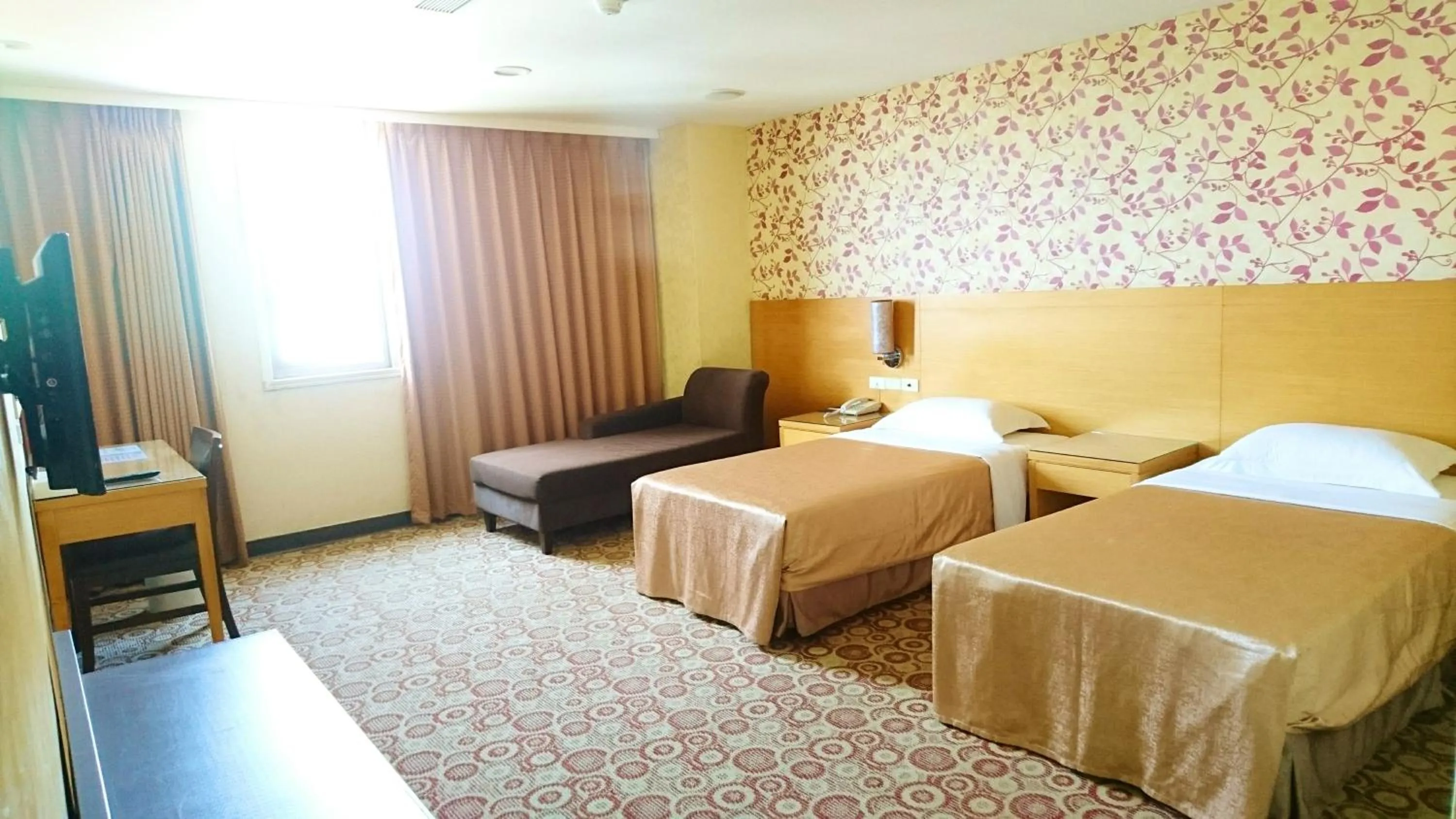 Exquisite Twin Room in Metropolis Hotel