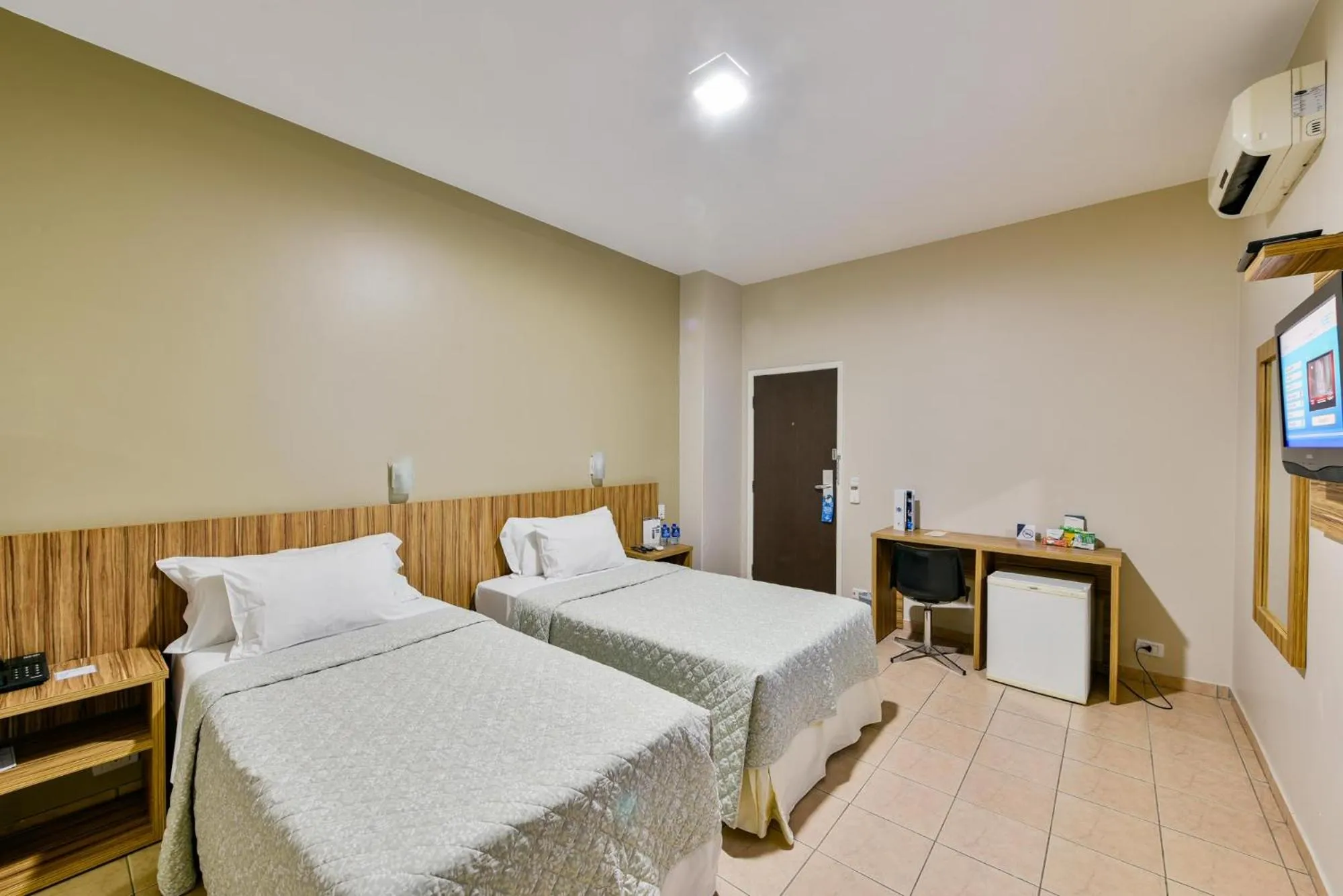 Standard Twin Room in Plaza Inn Augustus