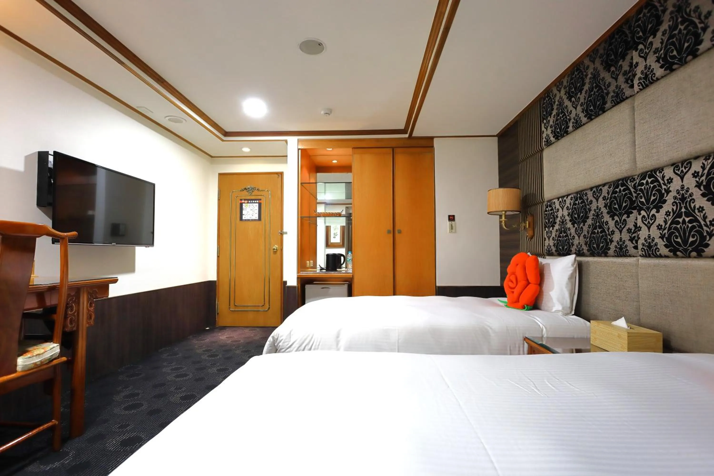 Superior Twin Room in Han She Hotel