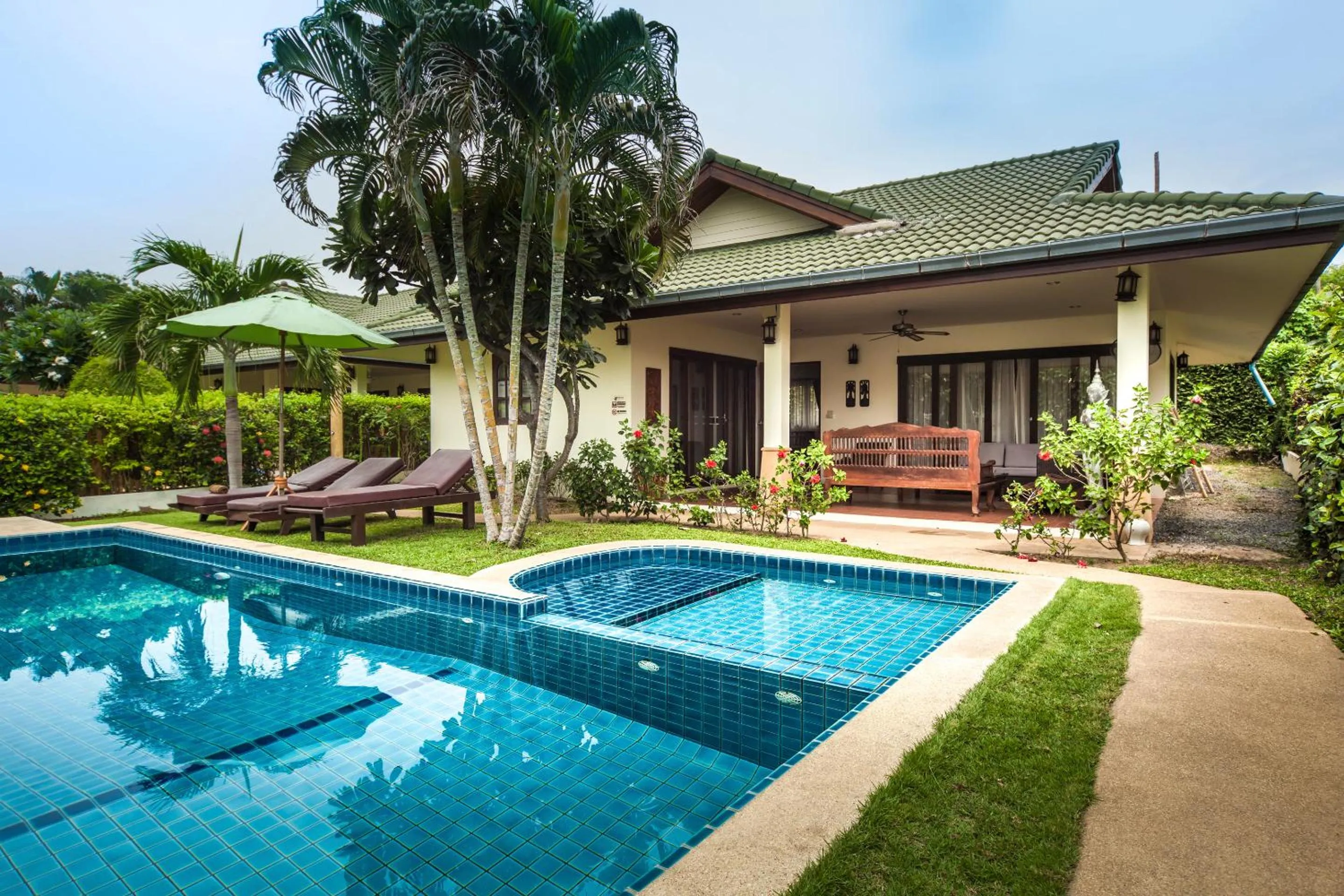 Deluxe Four-Bedroom Villa in Idyllic Samui Beach Villa Resort