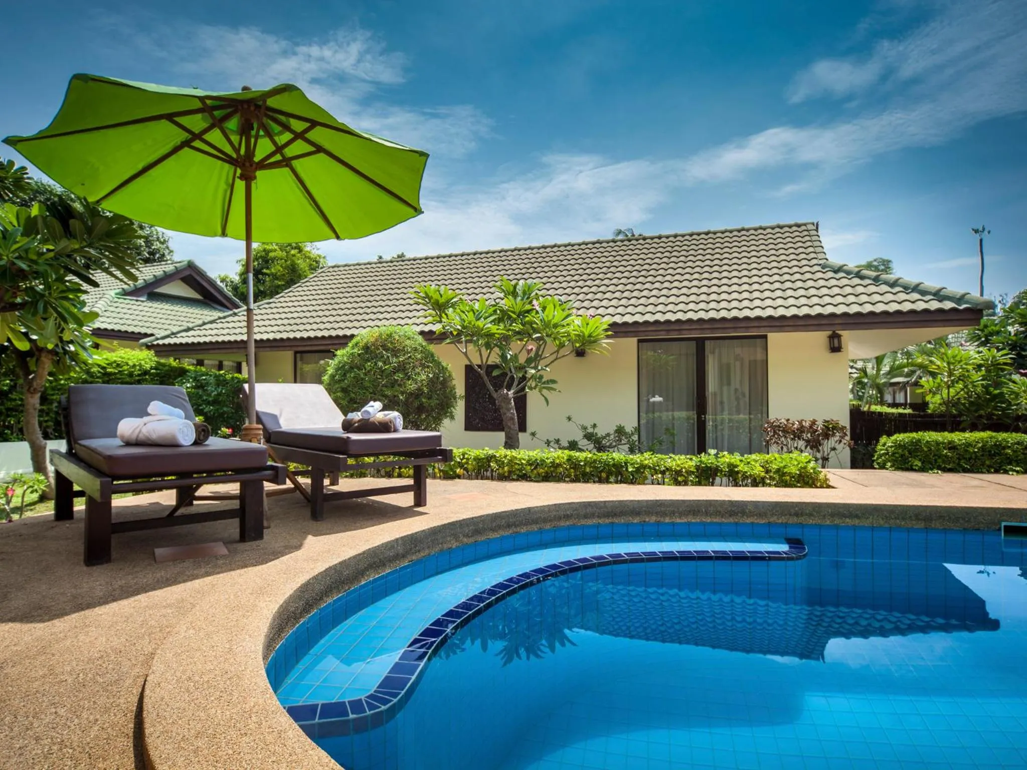 Grand Four-Bedroom Deluxe Villa in Idyllic Samui Beach Villa Resort