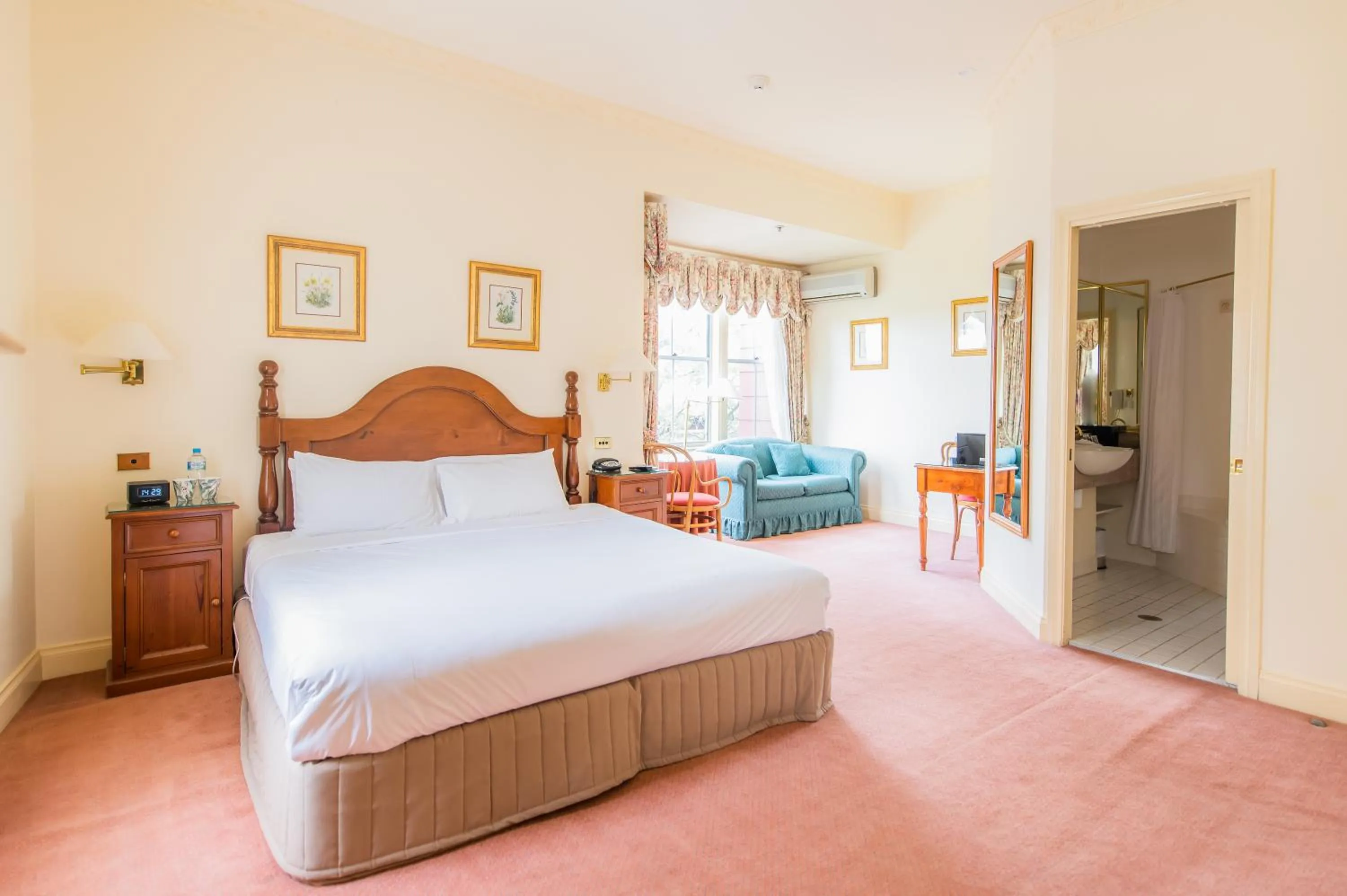 Heritage Spa & Fireplace Room in Mountain Heritage Hotel