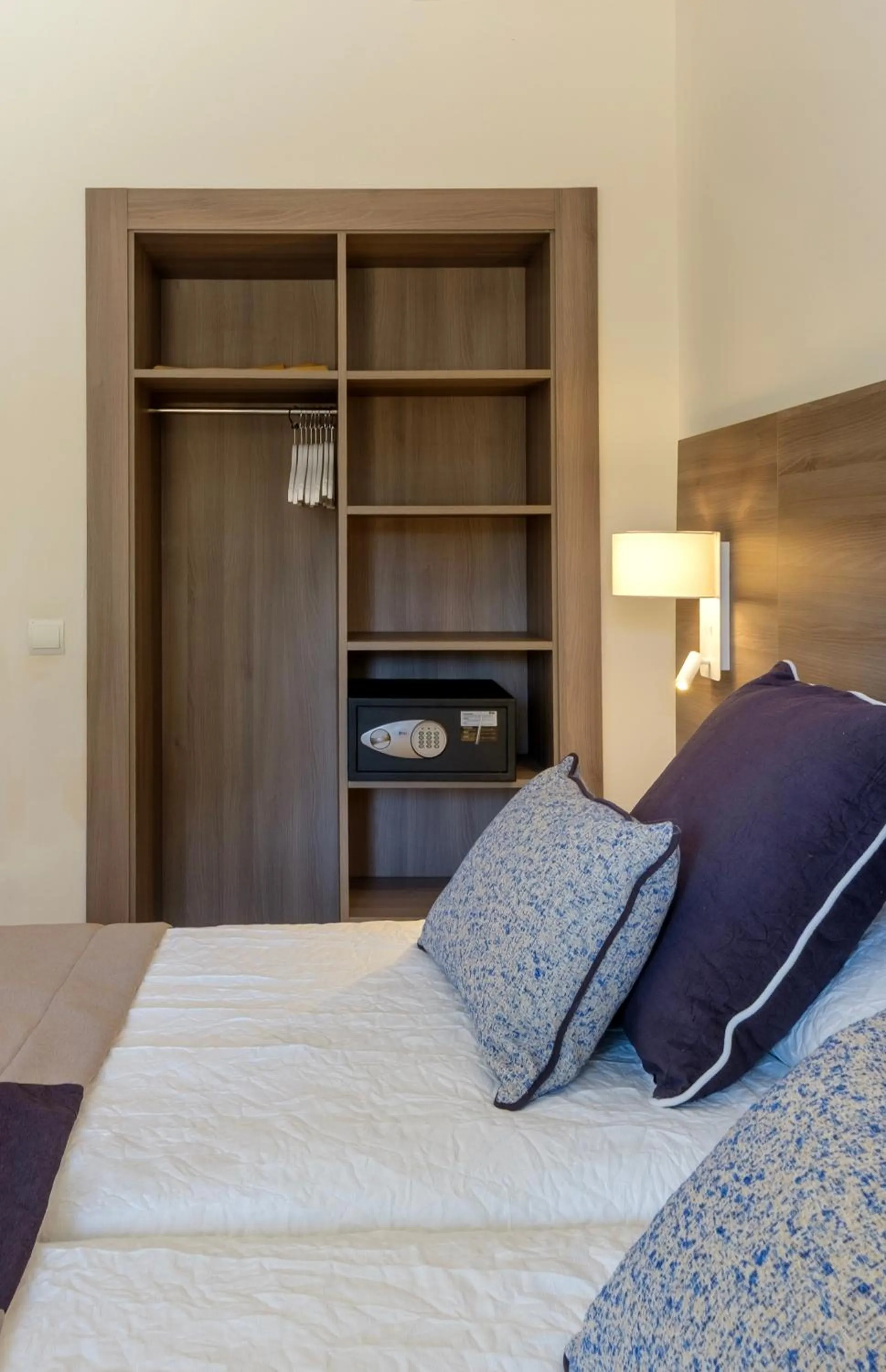 Apartment with Terrace in Cabot Tres Torres Apartamentos