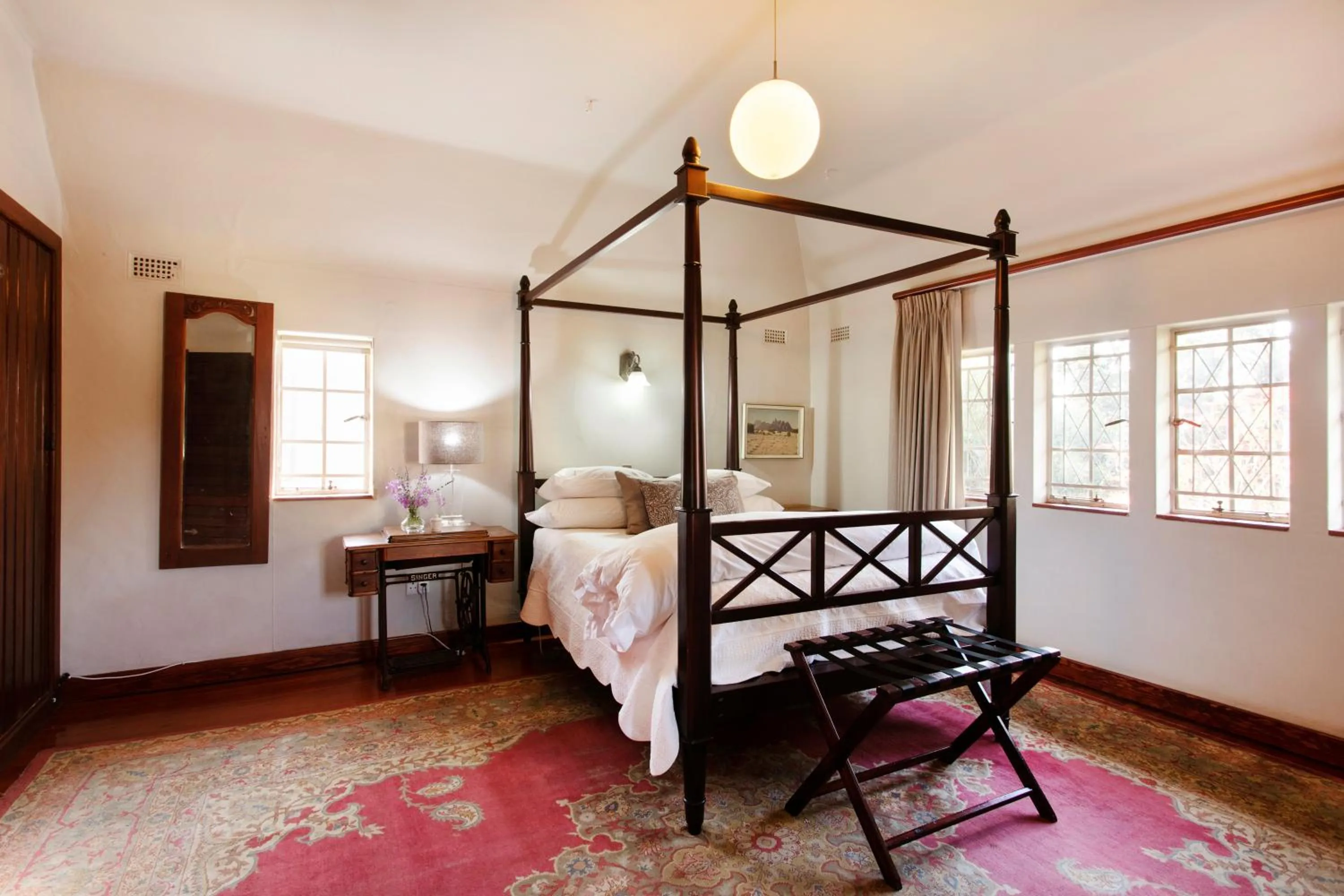 Queen Room with Garden View in Brooklyn Manor