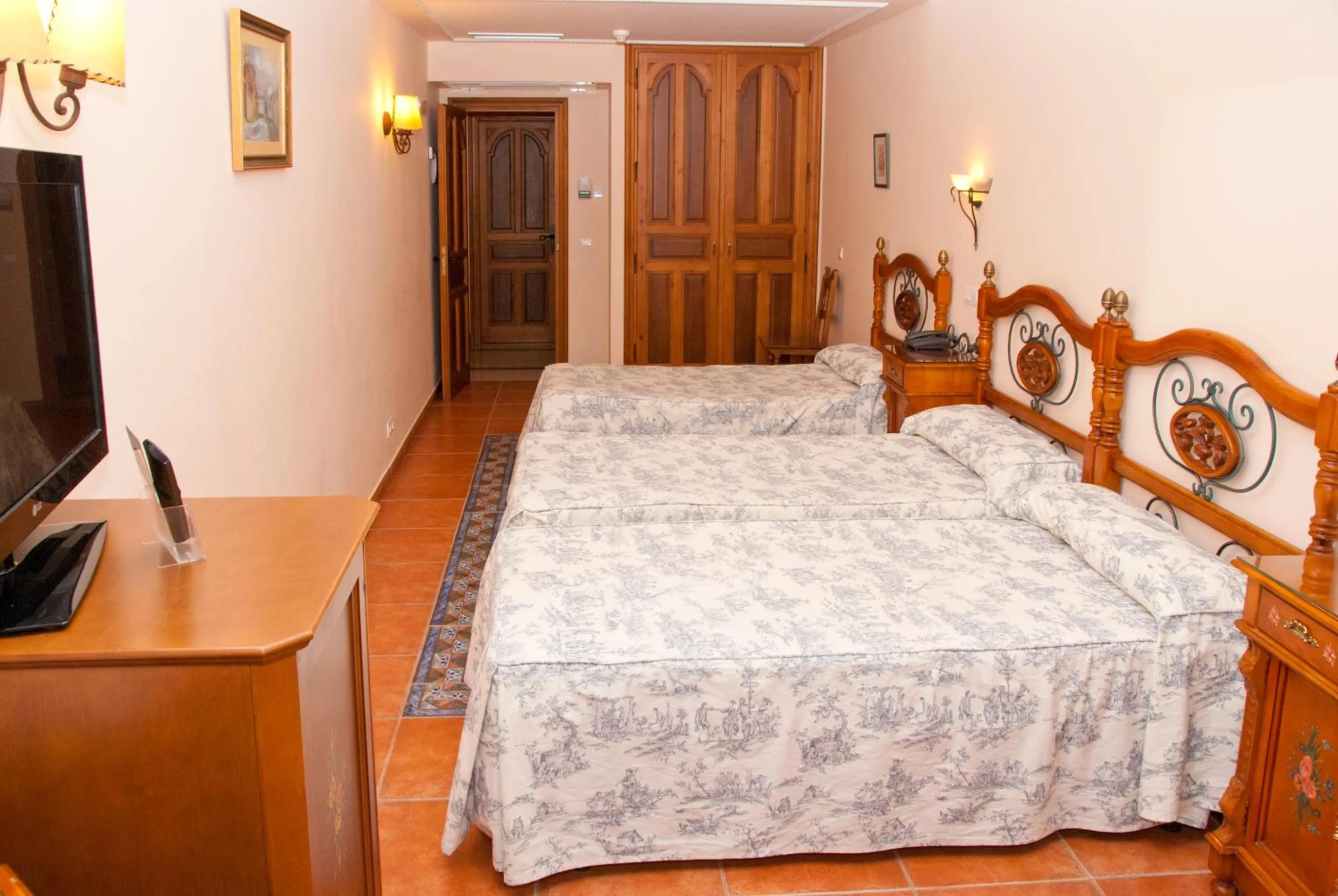 Triple Room with Spa Bath (3 Adults) in Hotel Santo Domingo de Silos