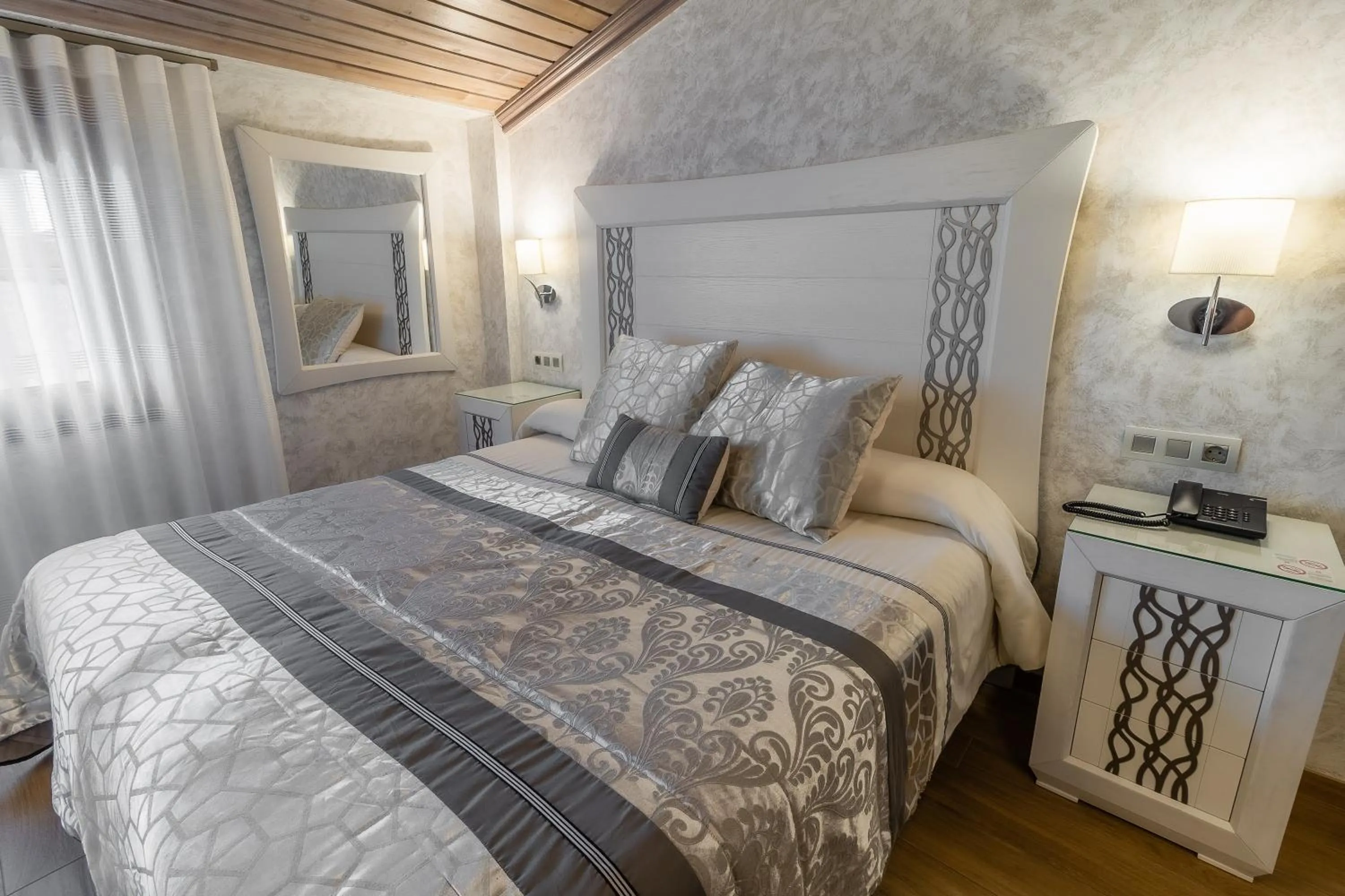 Double or Twin Room with Spa Bath in Hotel Santo Domingo de Silos