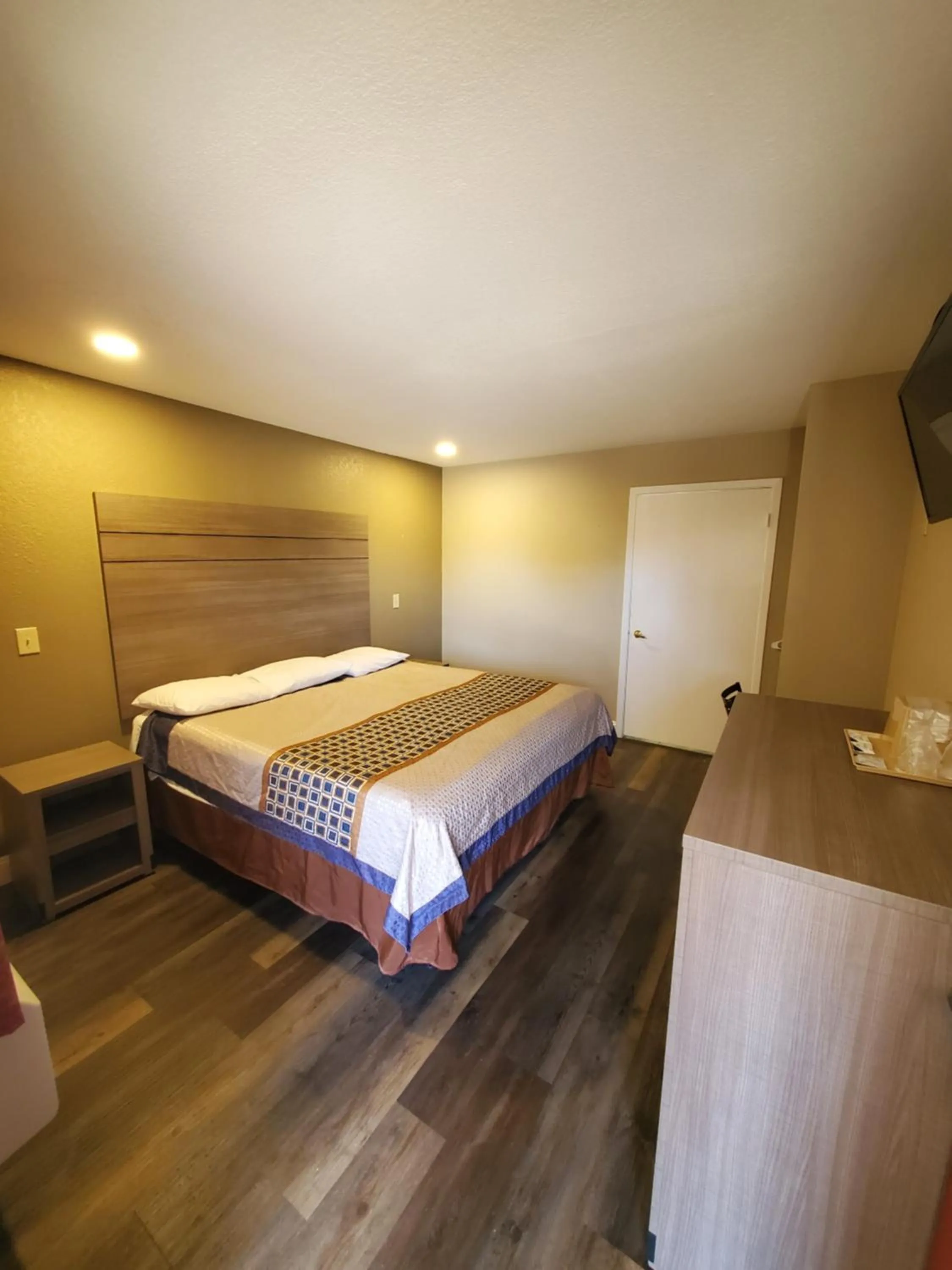 King Room - Accessible/Non-Smoking in River Inn Motel