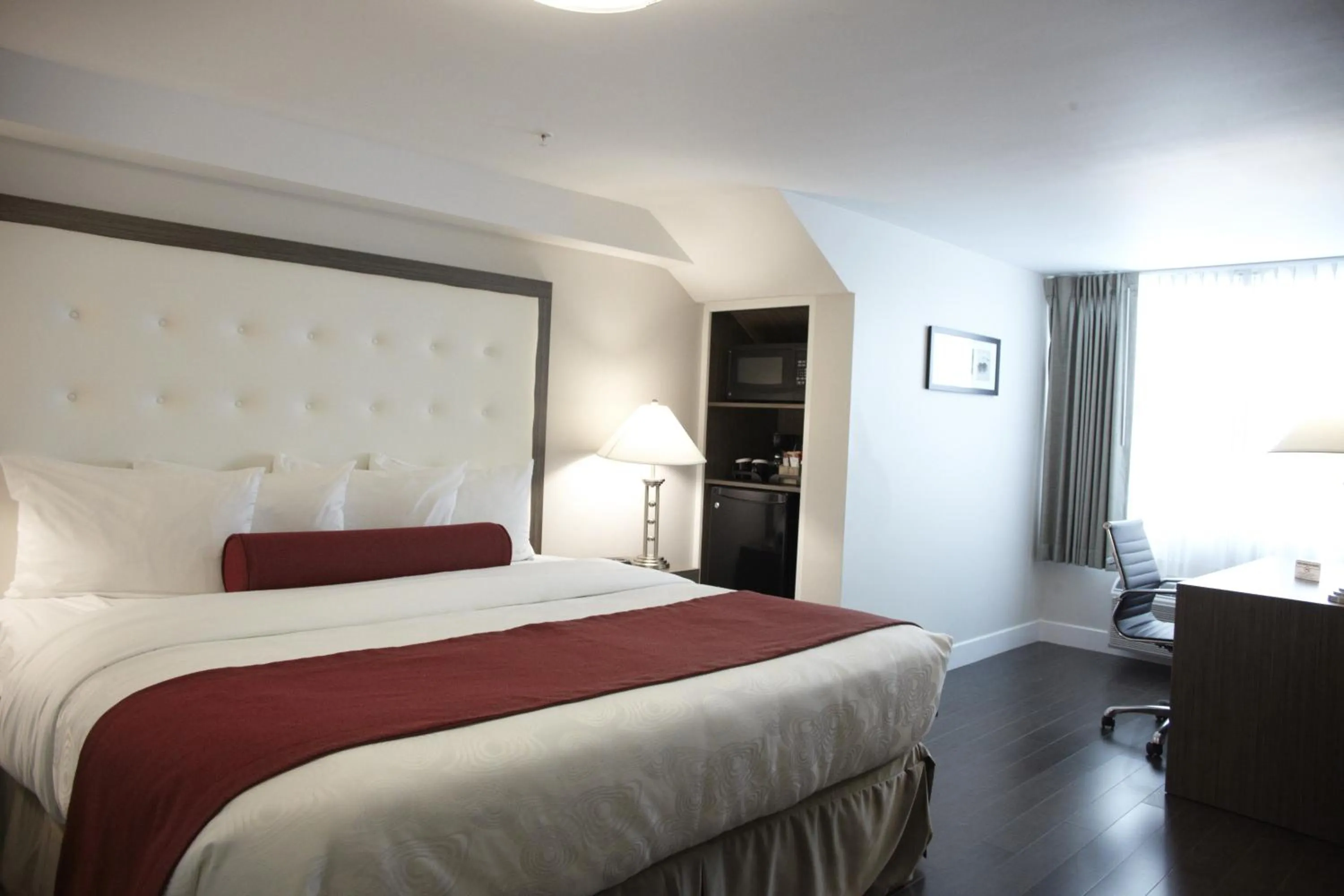 King Suite - single occupancy in Admiral Inn Mississauga