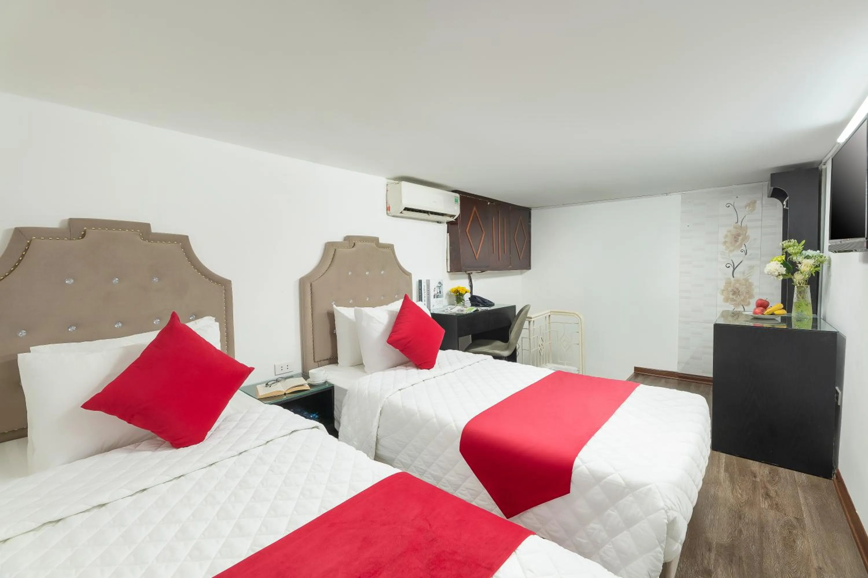 Basic Twin Room with Shared Bathroom - single occupancy in Golden Time Hostel 3