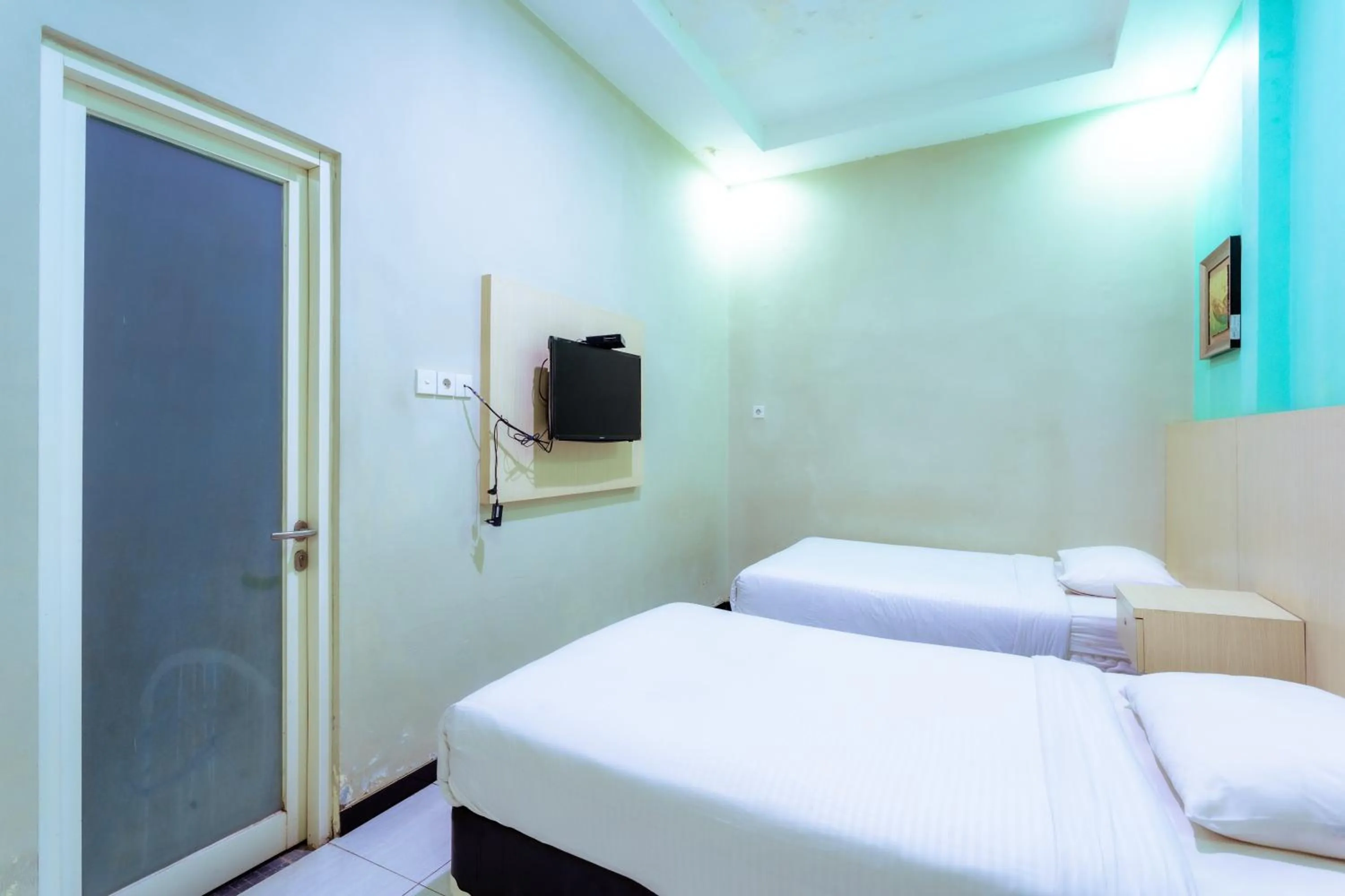 Standard Twin Room in Ardhya Guesthouse Syariah by ecommerceloka