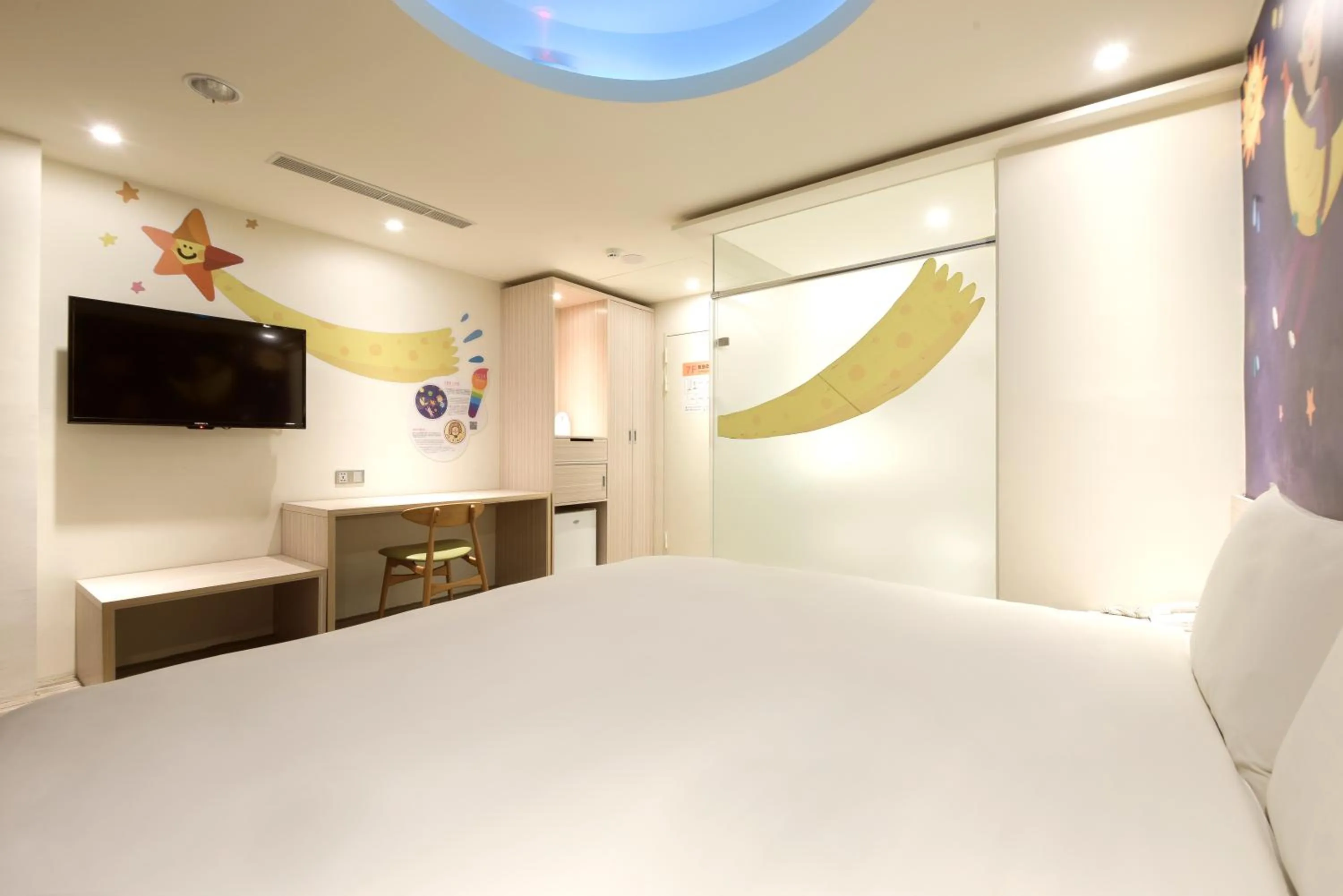 King Room with Roll-In Shower - single occupancy - Disability Access in Whoops Hotel