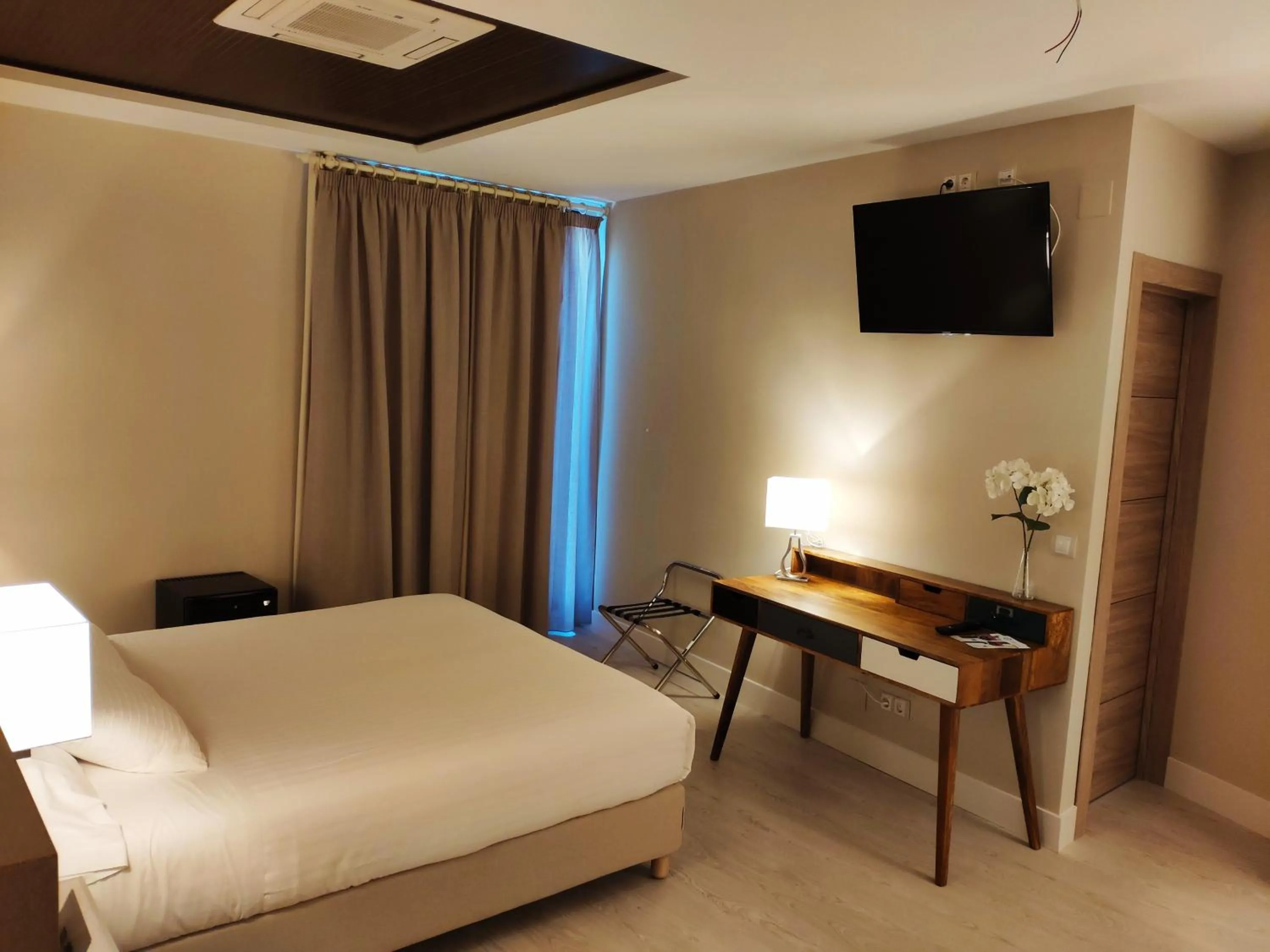 Deluxe Double Room with River View in Hotel Puerta del Arco