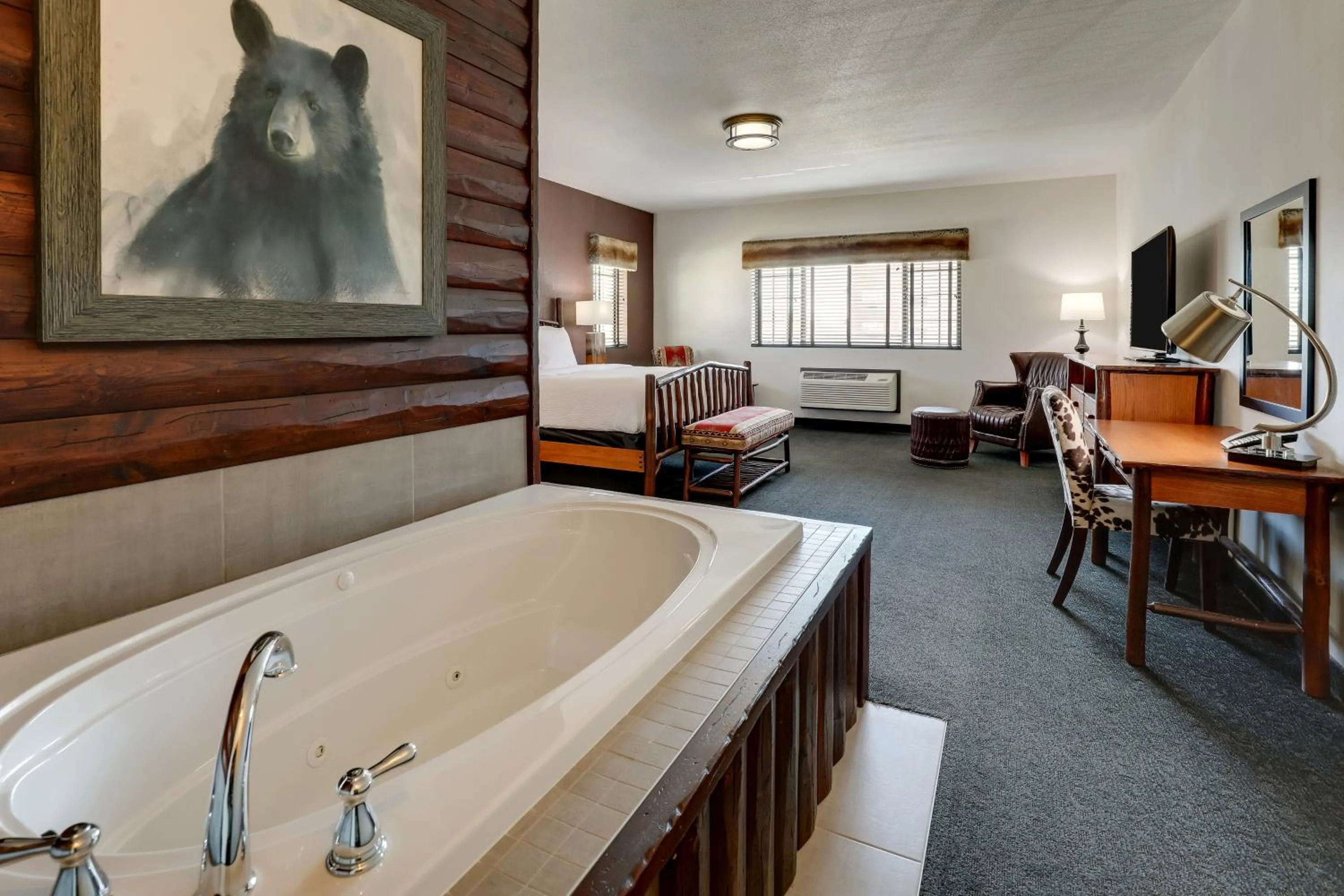 Suite with Hot Tub in Stoney Creek Hotel Tulsa - Broken Arrow