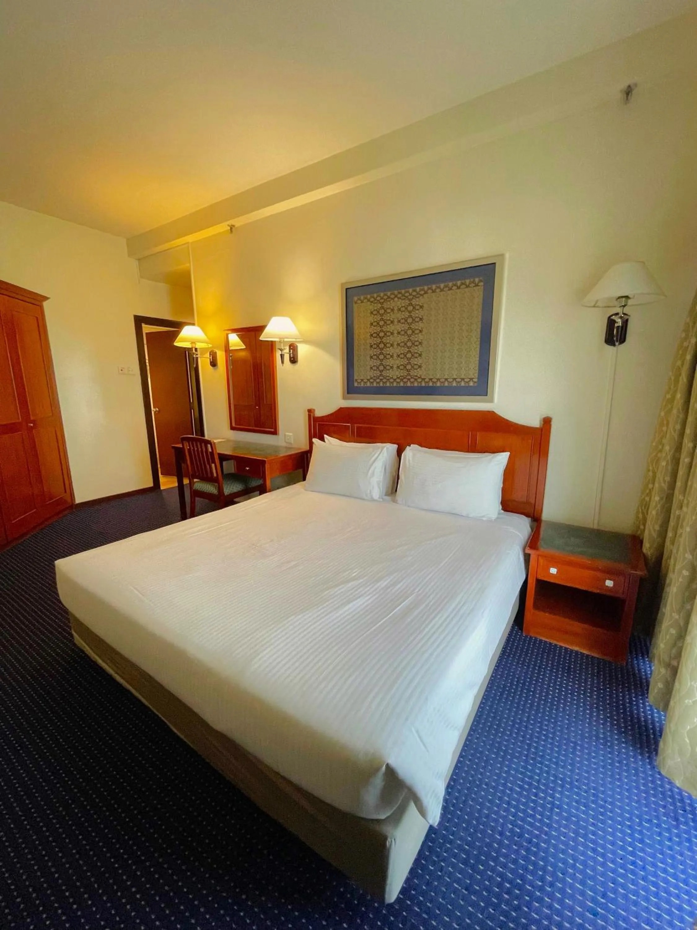 Deluxe 1 Bedroom King in Rainbow Paradise Beach Resort