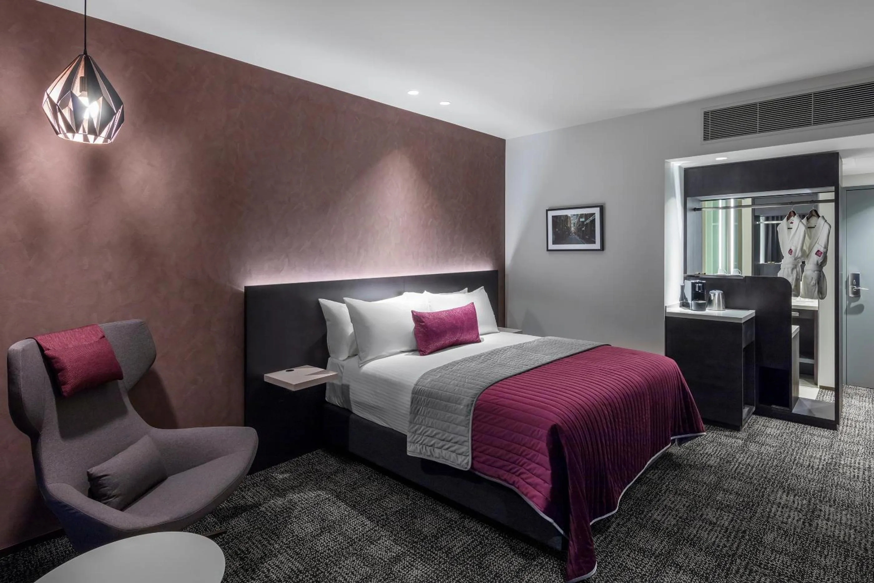 Accessible king Room in Sage Melbourne Ringwood