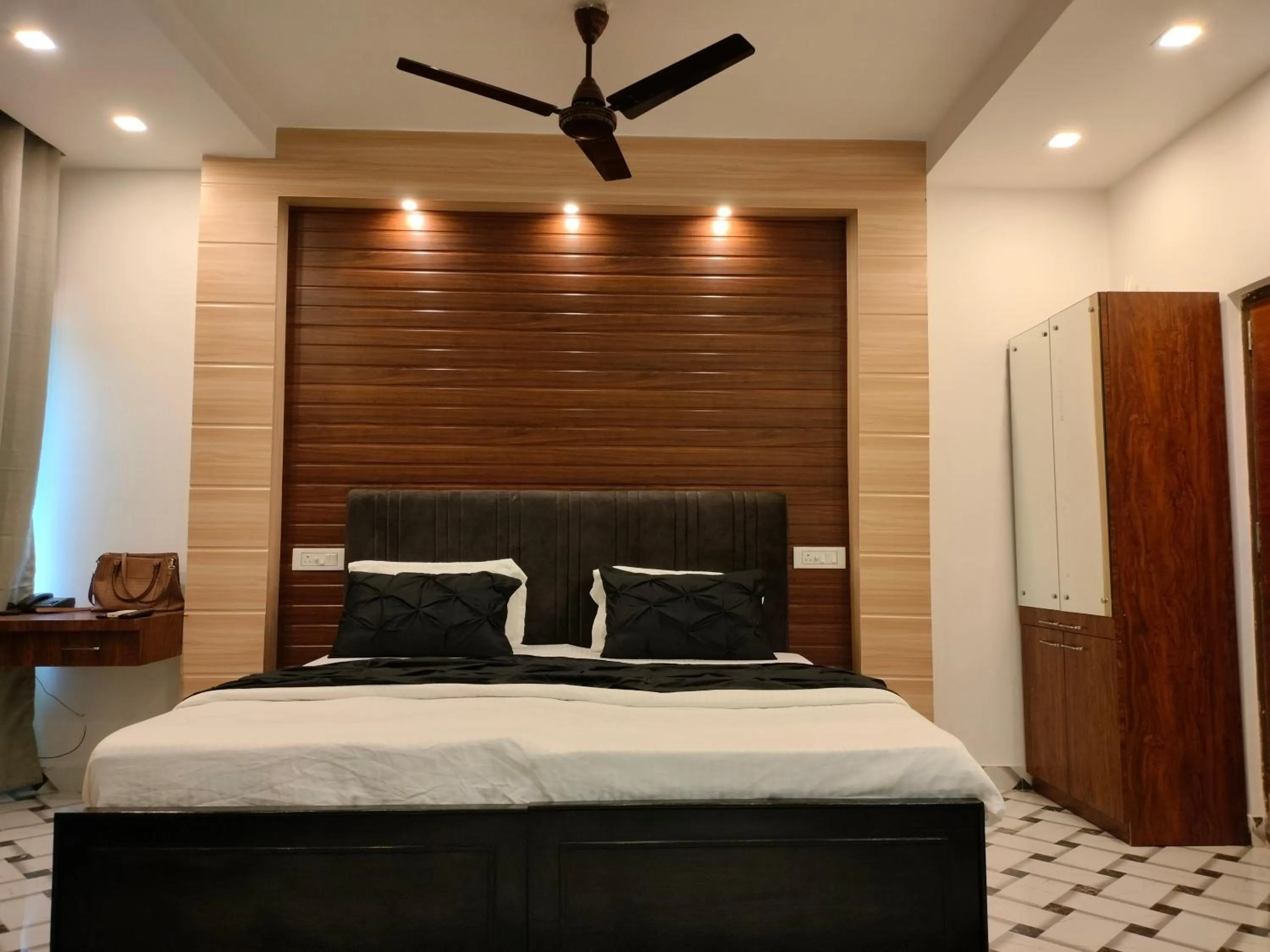 Deluxe Family Room in Kollolini Kolkata