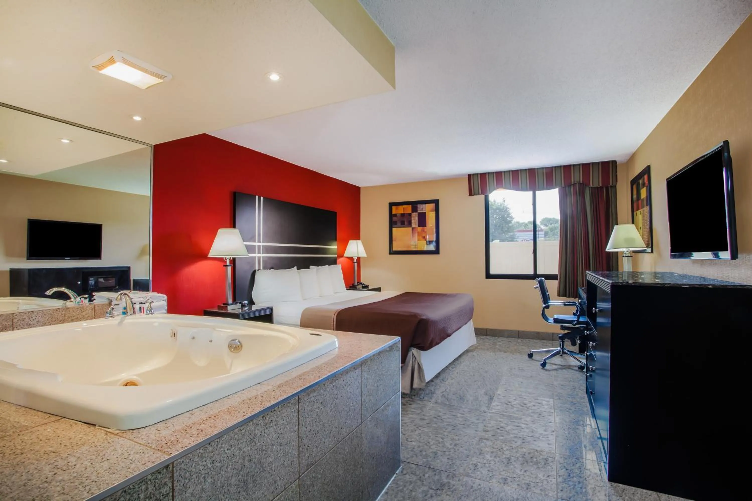 King Suite - Non-Smoking in Howard Johnson by Wyndham North Plainfield