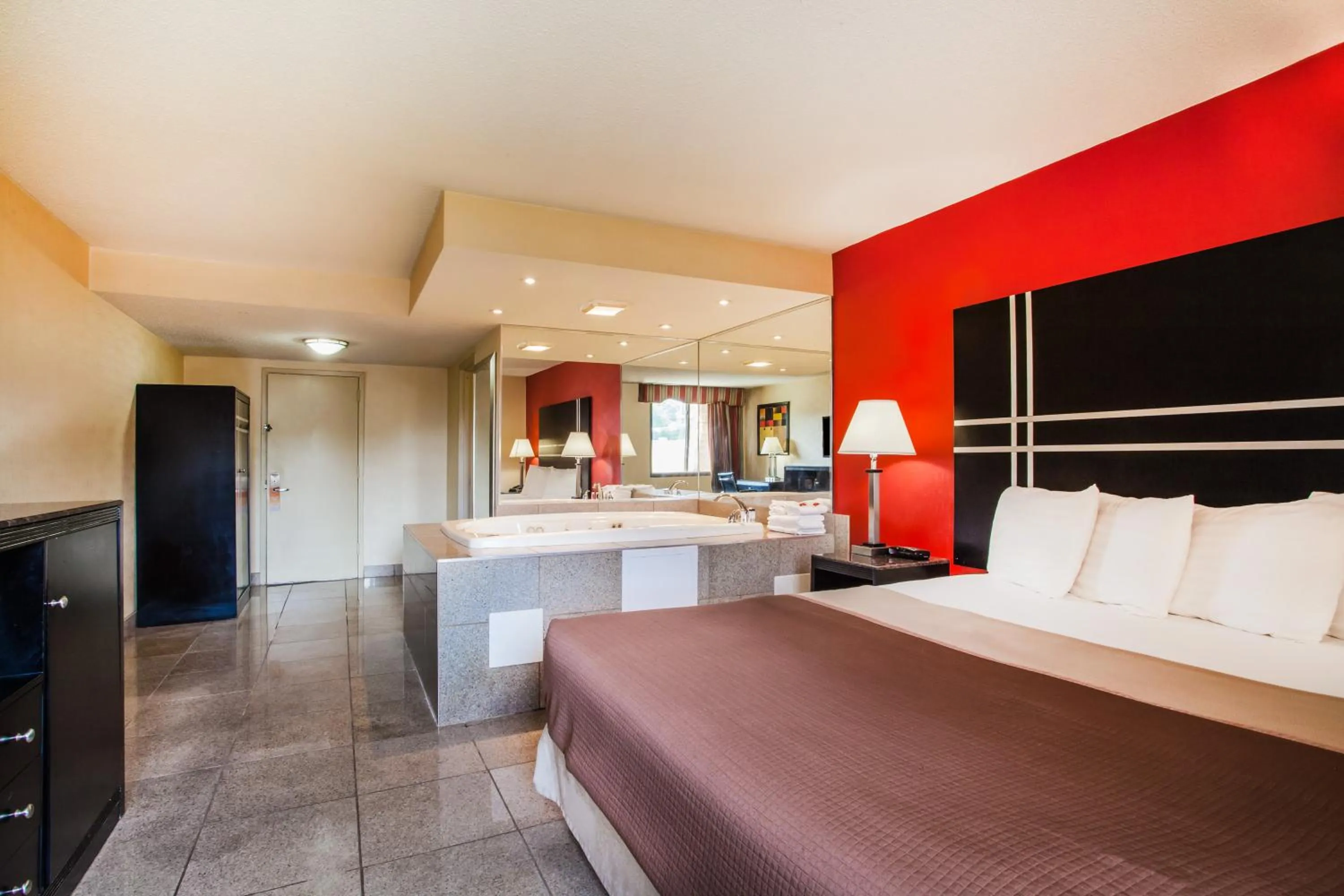 King Suite - Smoking in Howard Johnson by Wyndham North Plainfield