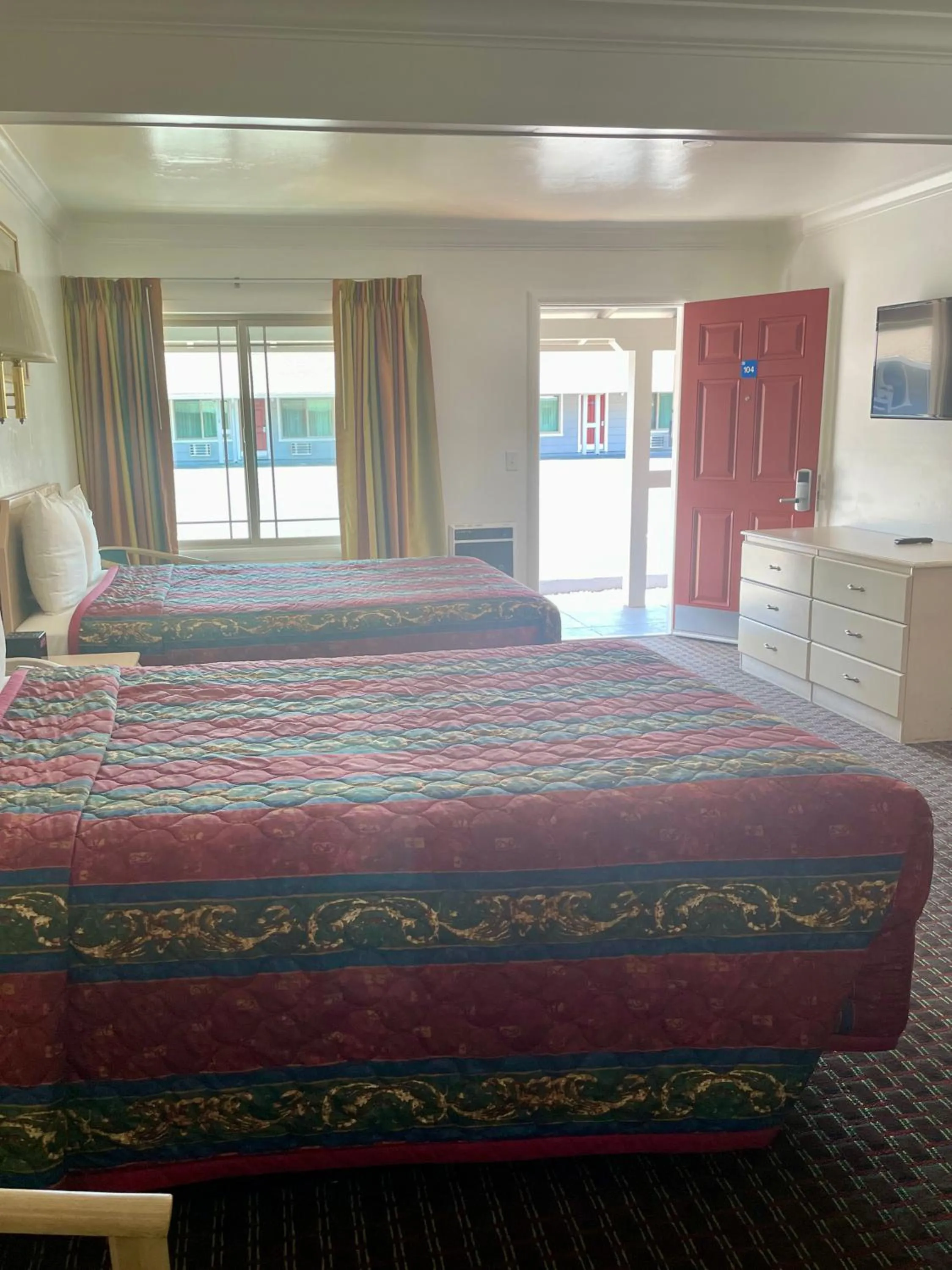 Queen Room in Lark Motel Willits