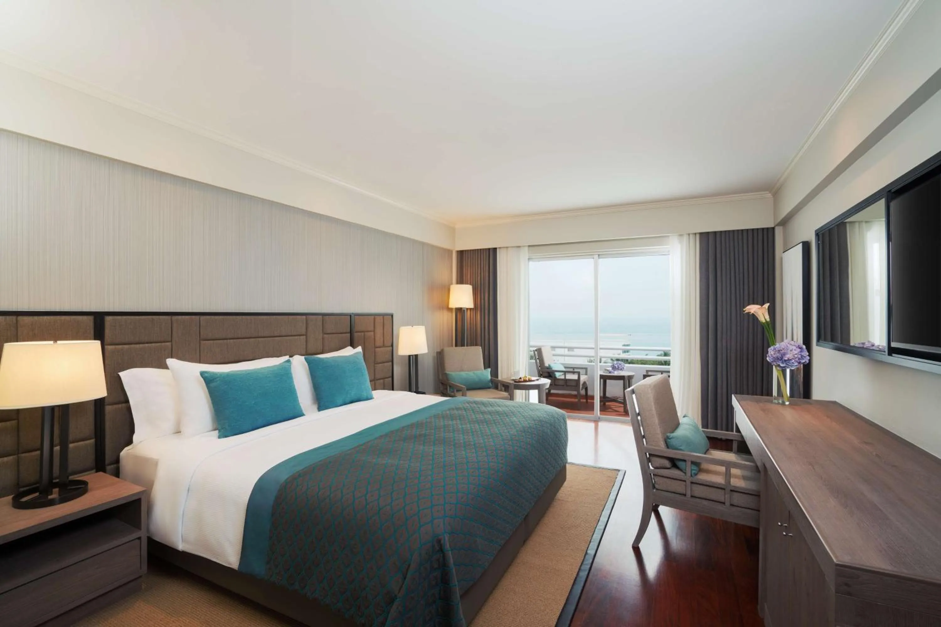 Deluxe Sea View Room in Avani Pattaya Resort