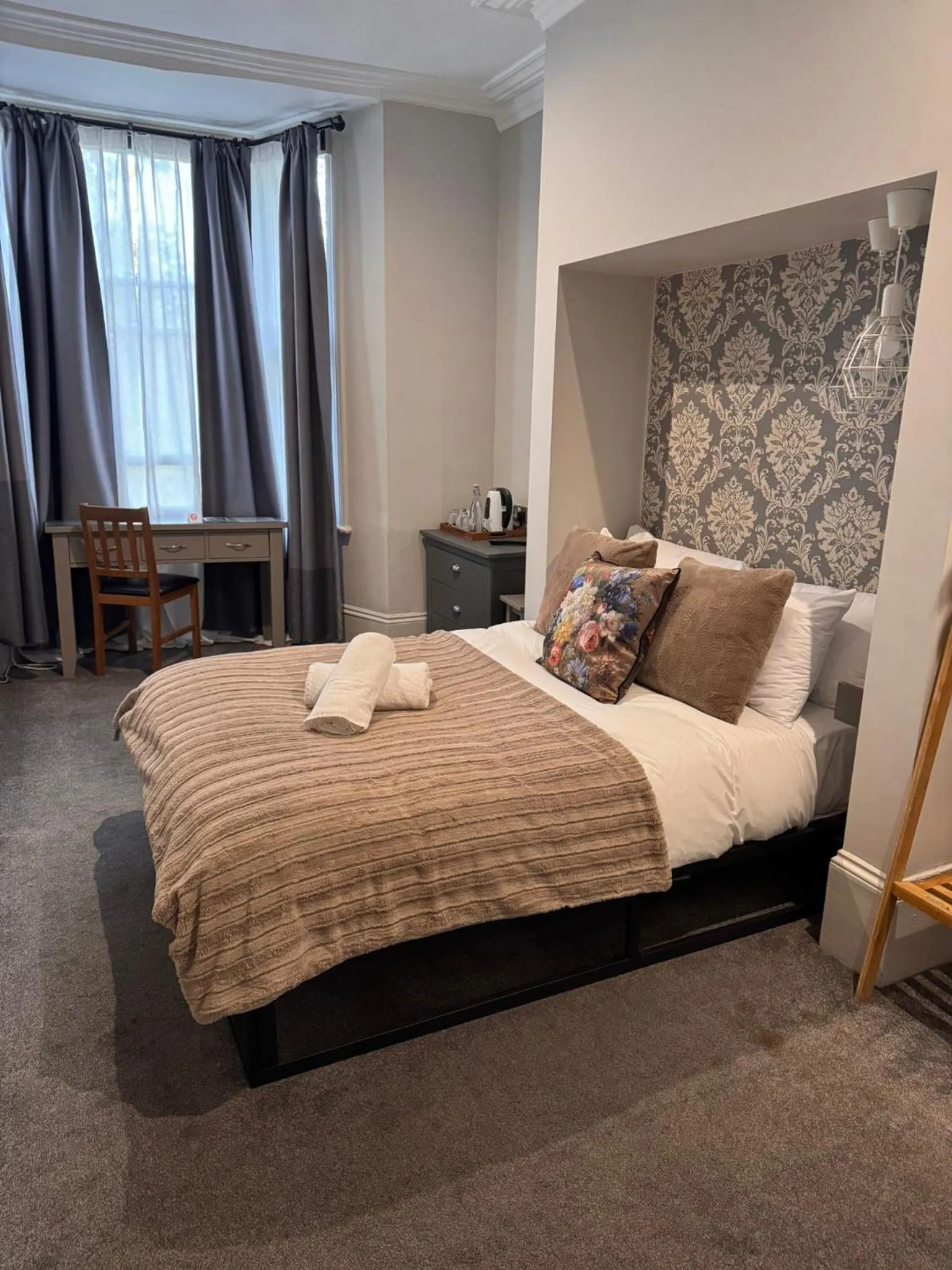 Double Room with Shared Bathroom in Regency House