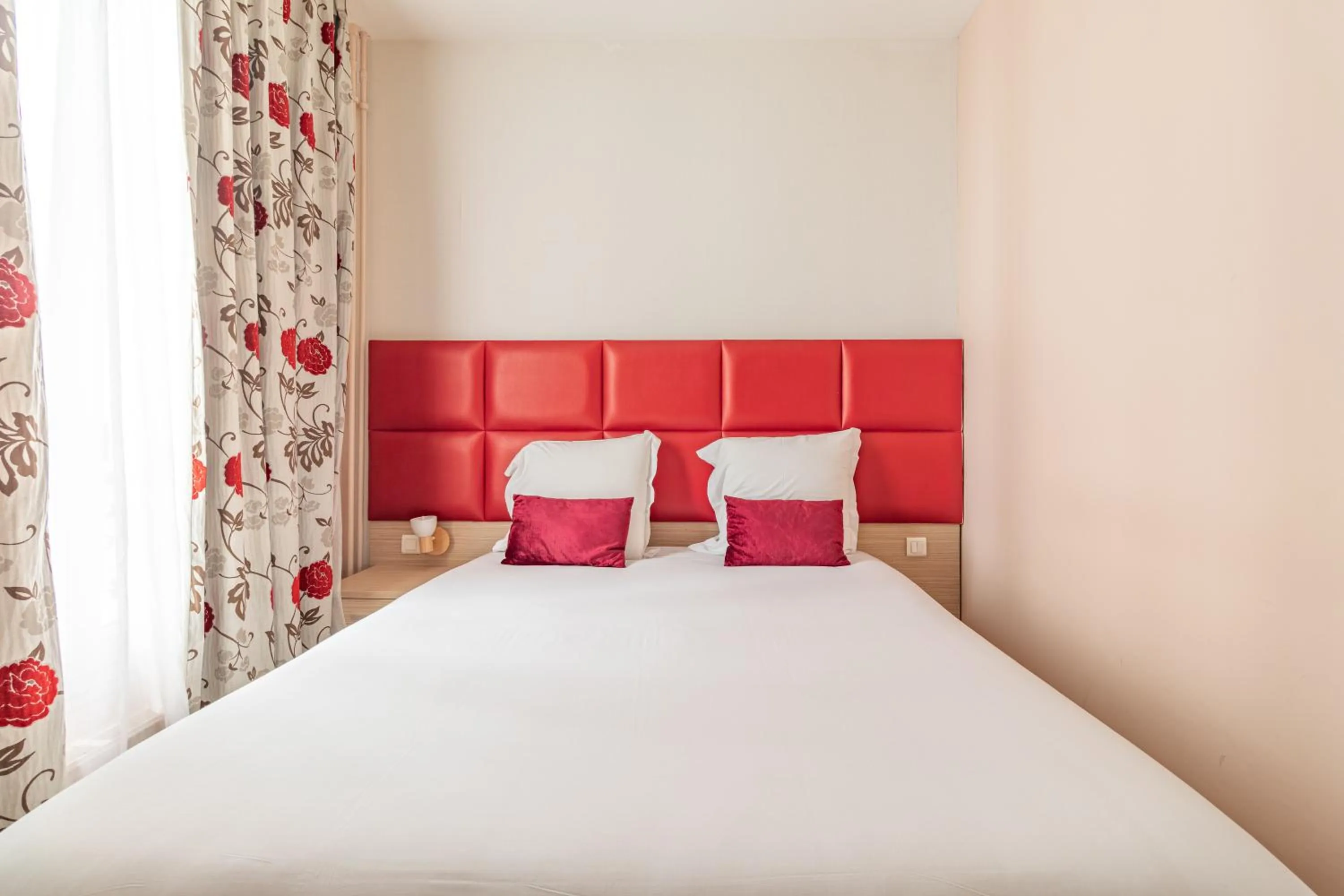 Simple Room in Hotel Riviera OPERA Cadet