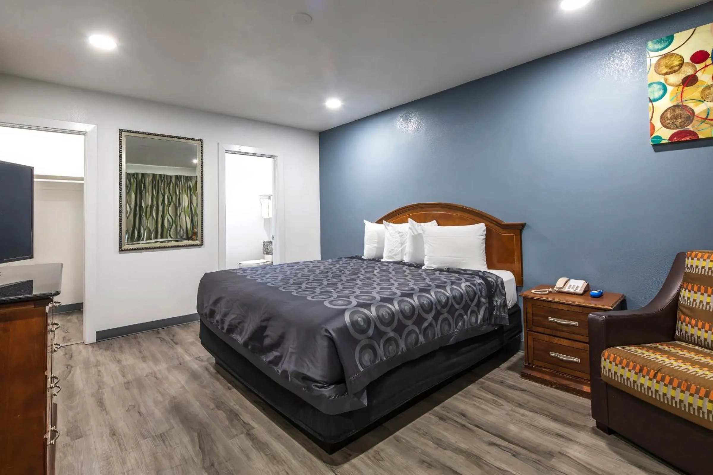 King Room with Kitchen - Non-smoking in Hitching Post Studios Inn