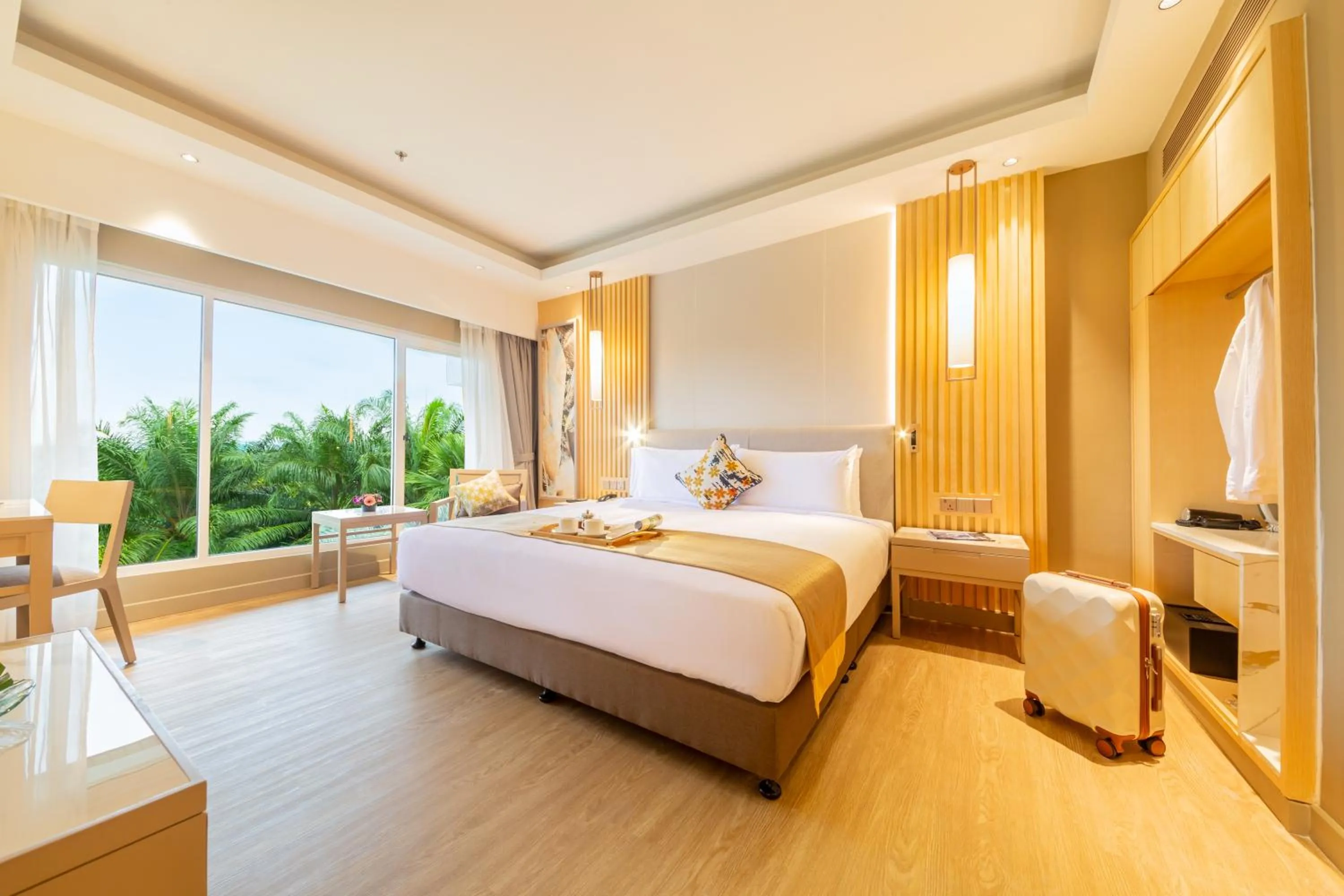 Deluxe King Suite in Glenmarie Hotel and Golf Resort
