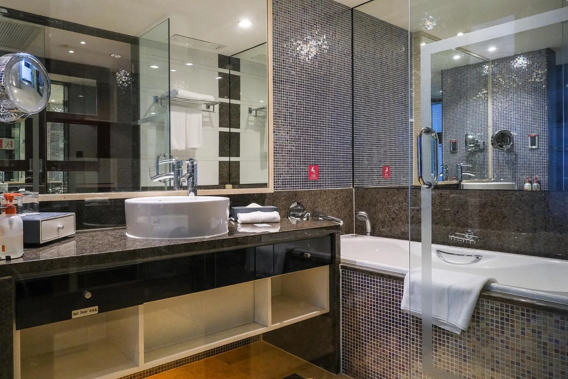 Standard King Room - High Floor in Crowne Plaza Wuxi City Center