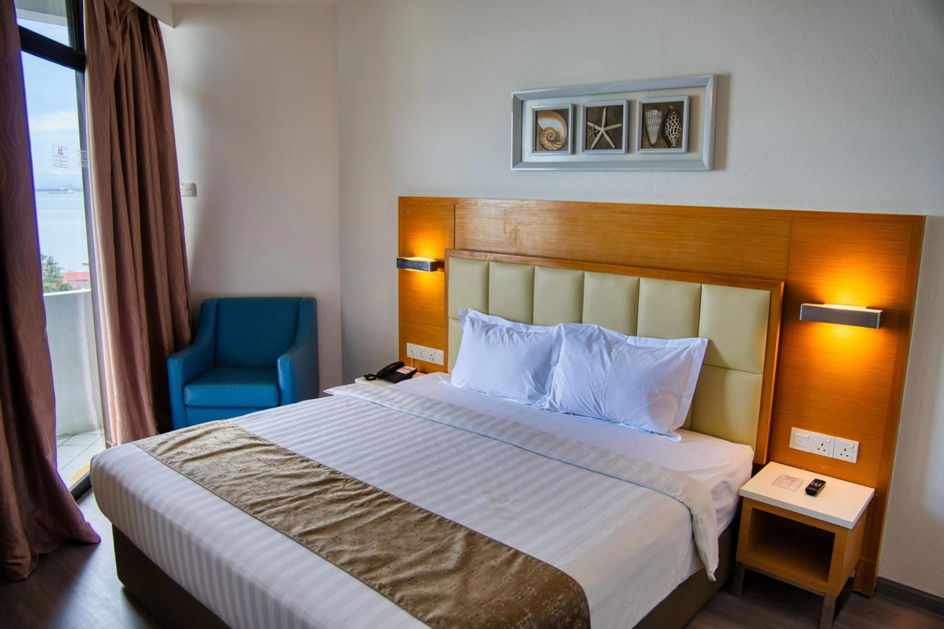 Deluxe King or Twin Room with Partial Sea View in Hotel Sentral Seaview @ ​Beachfront