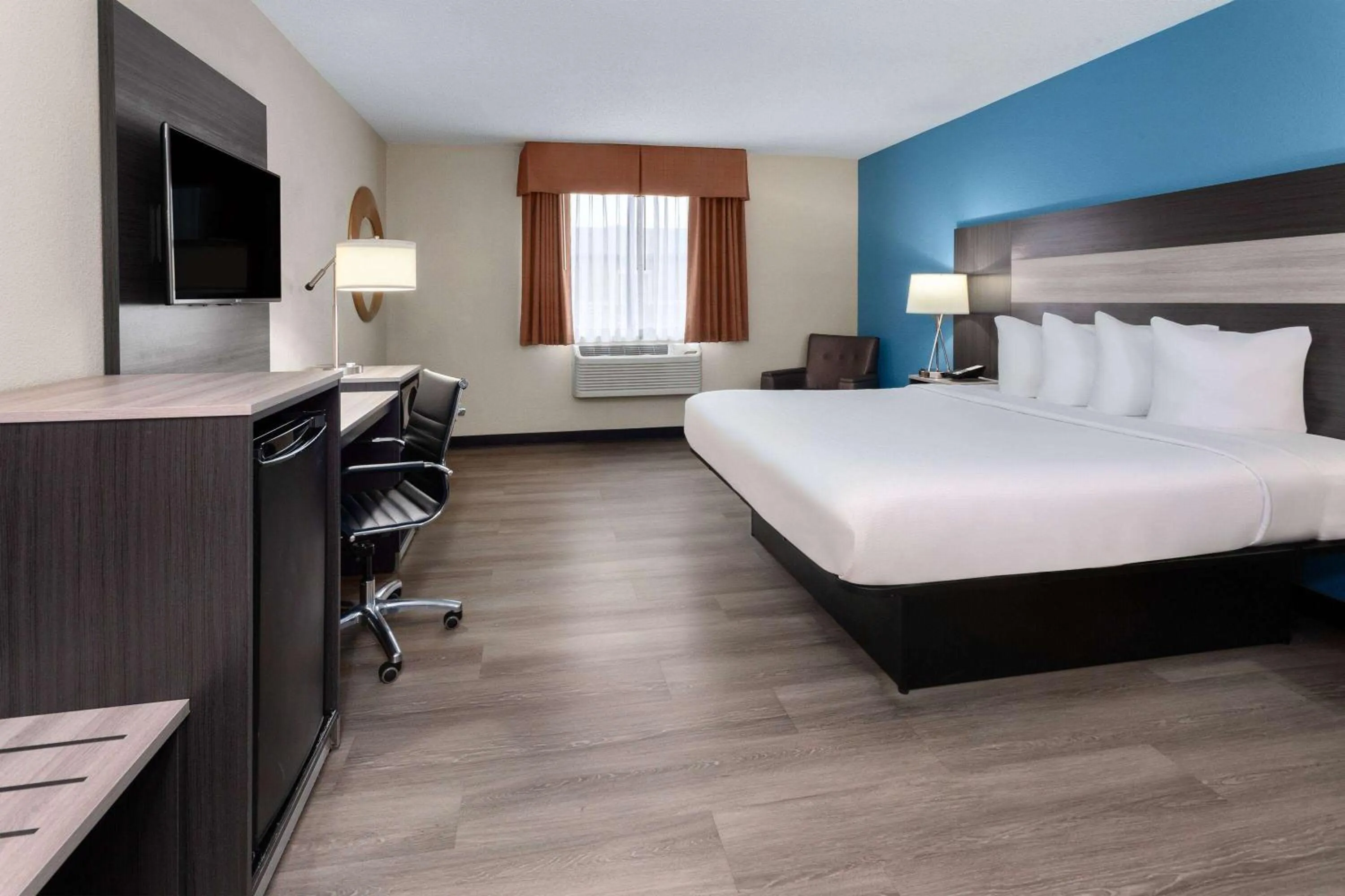 Deluxe King Room with Jetted Tub - Non-Smoking in Baymont by Wyndham Copley Akron