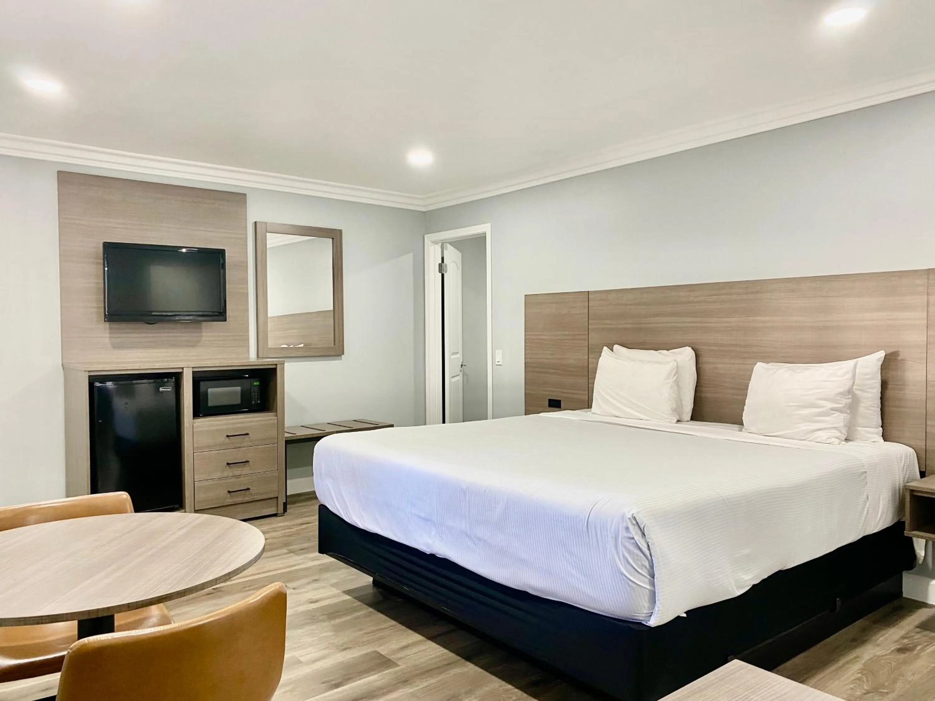 Two-Bedroom Suite - 1 King & 1 King  in Lone Oak Lodge