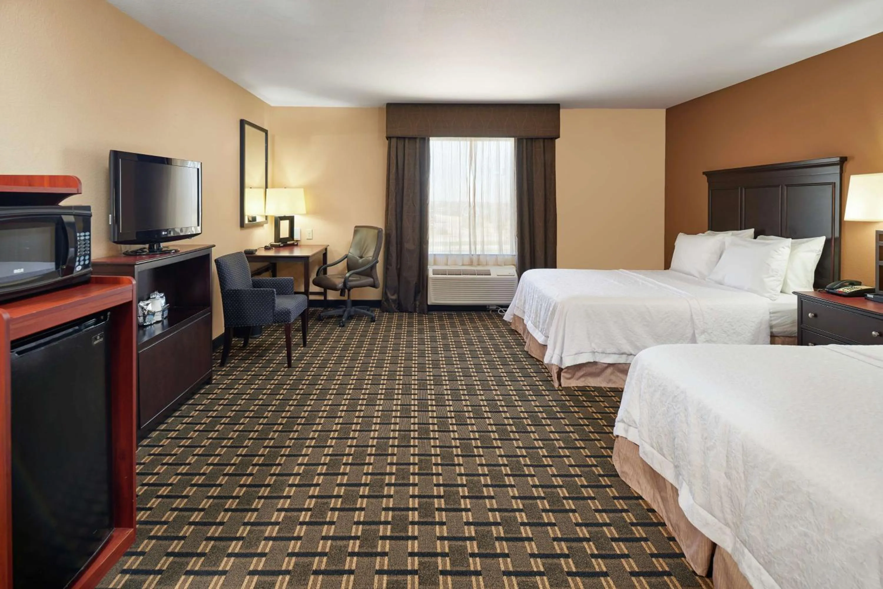 Queen Room with Two Queen Beds - Mobility and Hearing Access/Non-Smoking in Hampton Inn Sweetwater