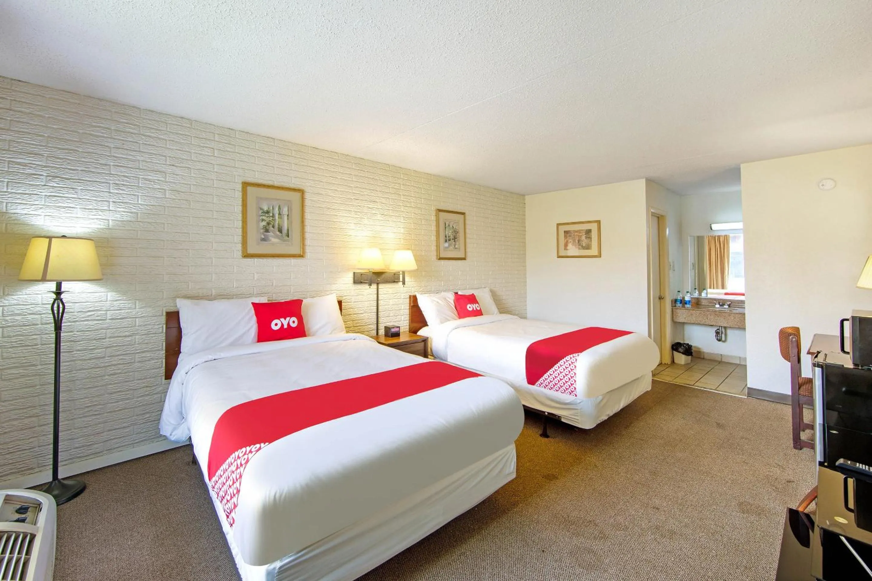 Queen Room with Two Queen Beds in OYO Hotel Doswell Kings Dominion