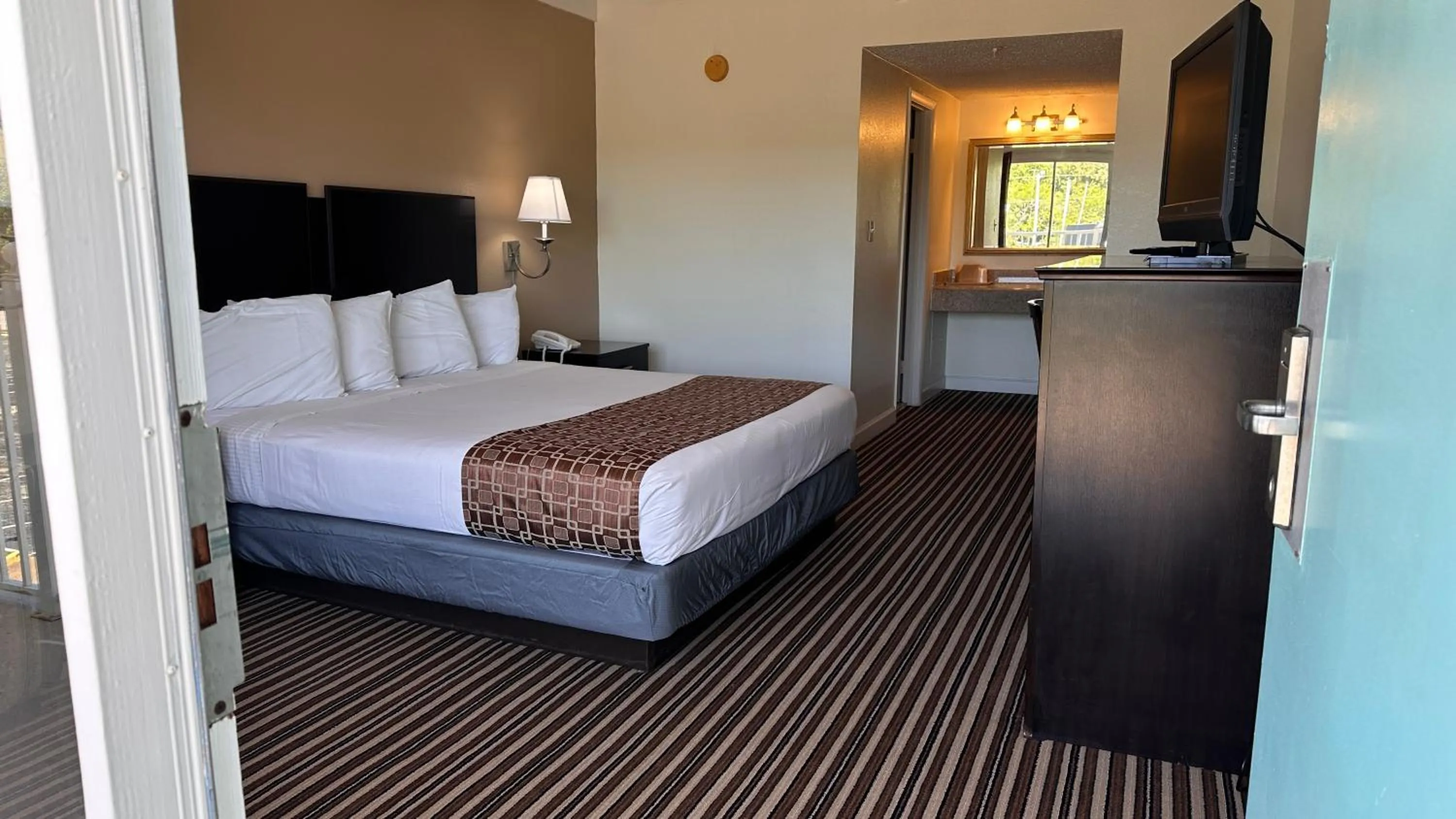 Deluxe Queen Room in Ambassadors Inn & Suites