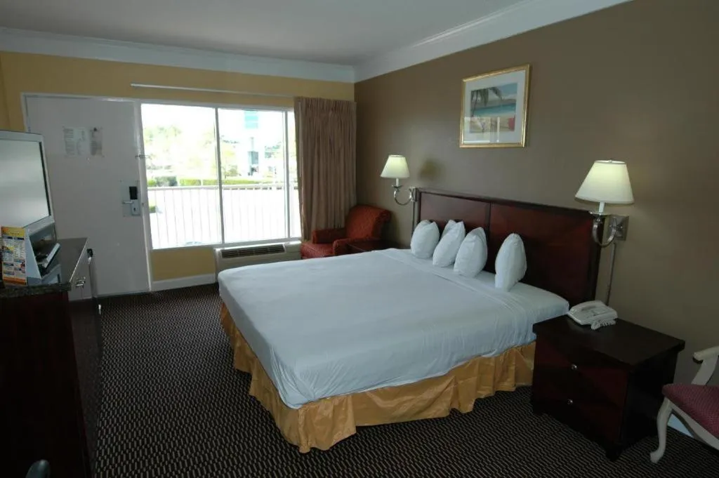 King Room in Ambassadors Inn & Suites