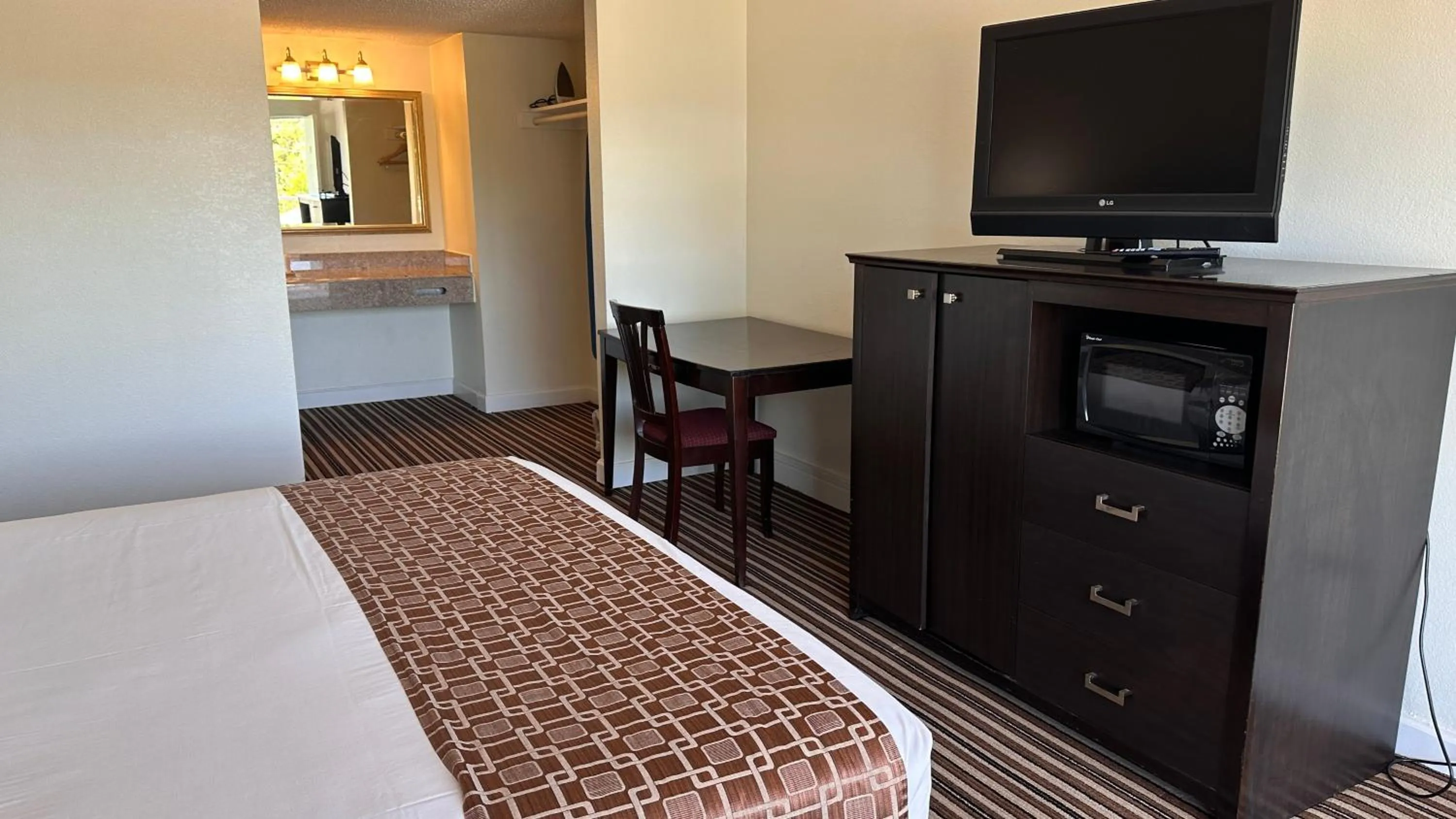 Deluxe King Room in Ambassadors Inn & Suites