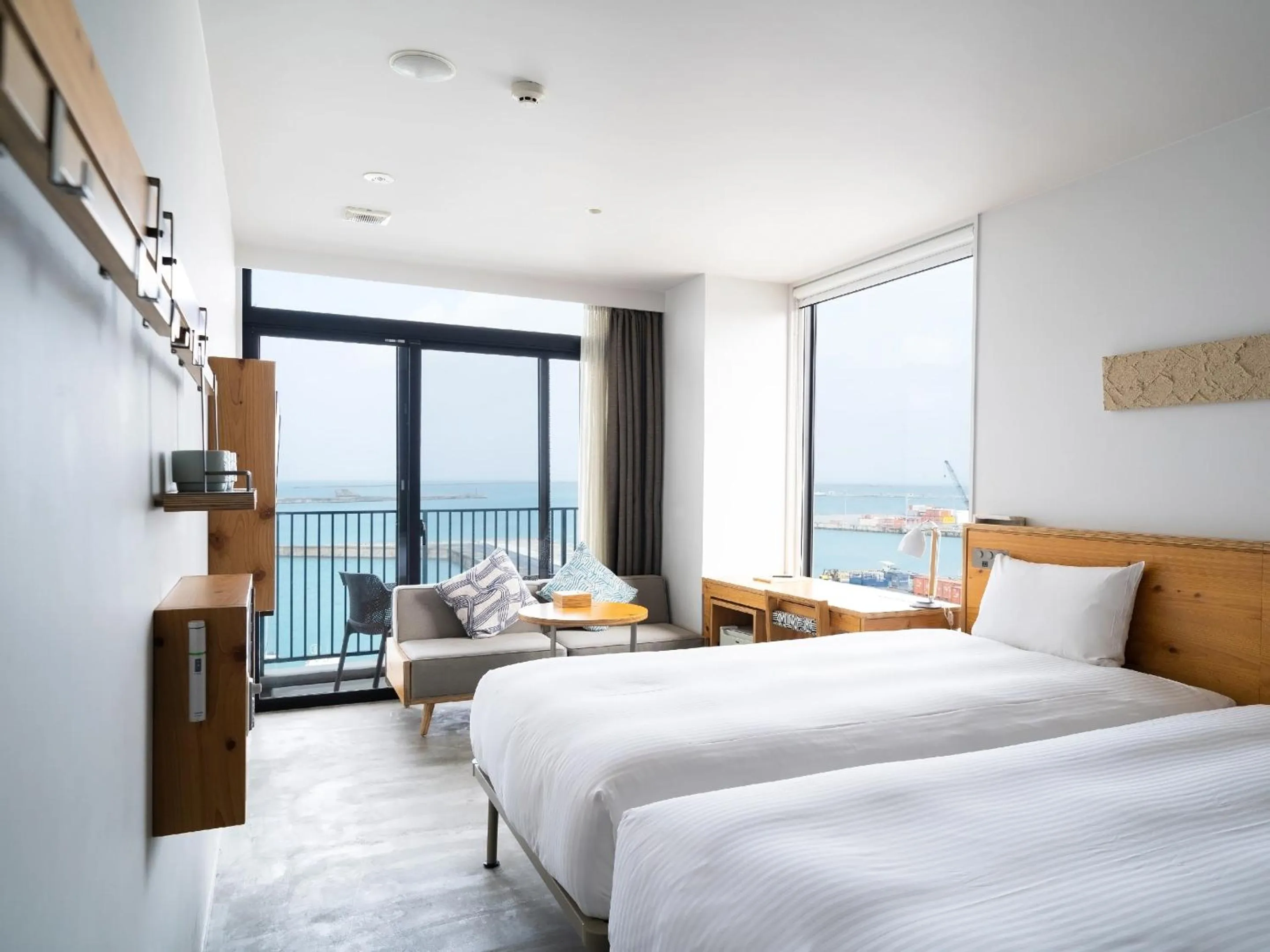 Corner Twin Room with Sea View in Hotel Locus