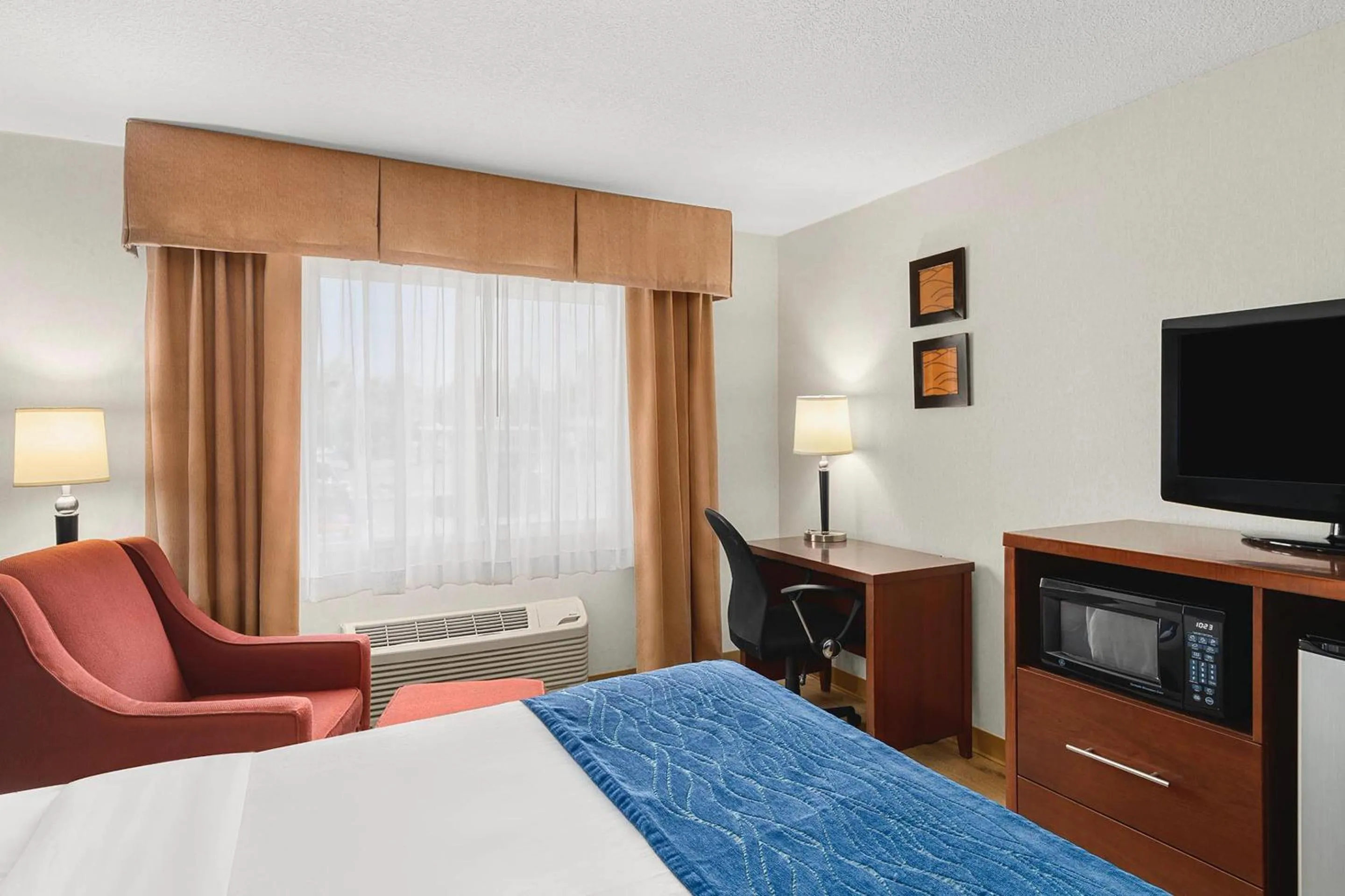 Standard Queen Room with Two Queen Beds in Comfort Inn & Suites Vancouver Downtown City Center