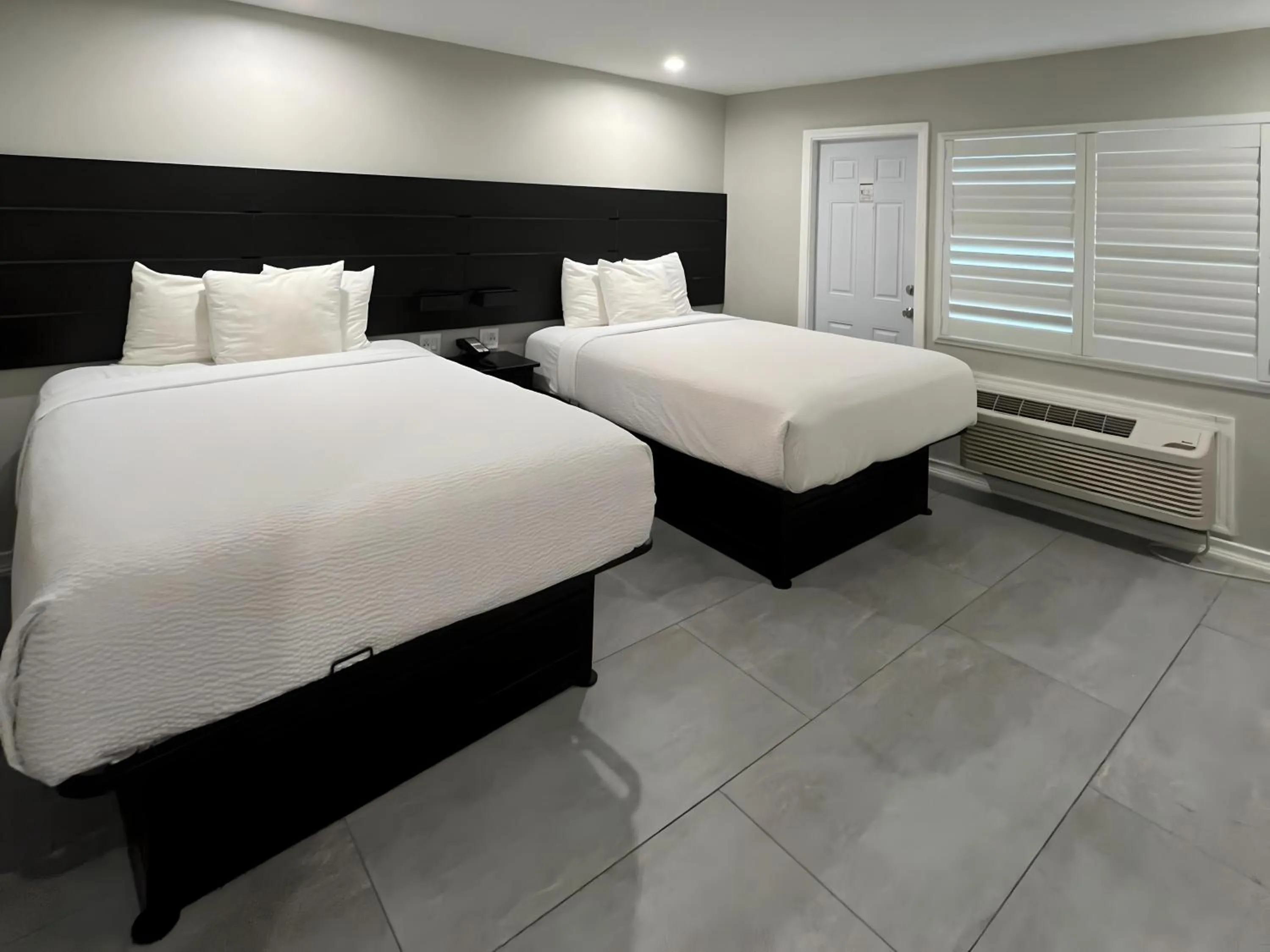 Queen Room with Two Queen Beds - Pet-friendly in Inn By the Bay Monterey