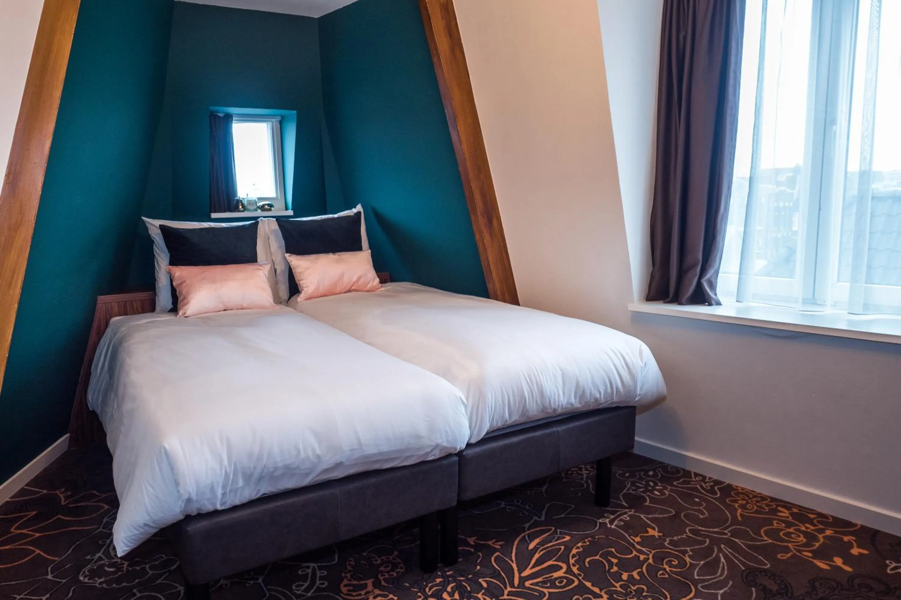 Standard Triple Room in Linden Hotel