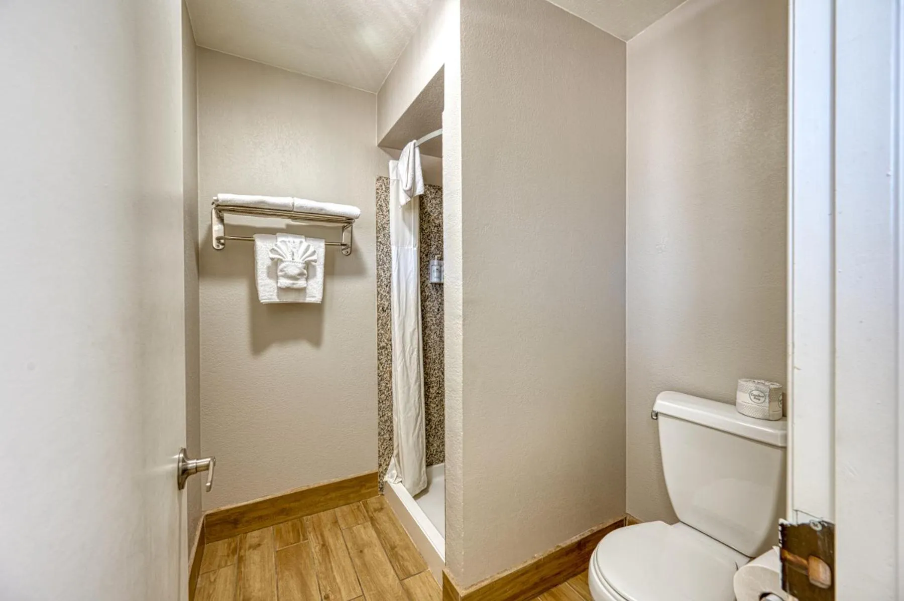 Deluxe King Room - Non-Smoking Ocean View in Harbor House Inn